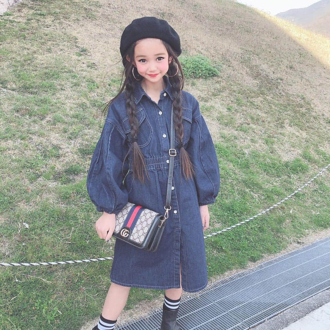 韓国子供服♡smilekids(すまいるきっず) さんのインスタグラム写真 - (韓国子供服♡smilekids(すまいるきっず) Instagram)「* * ☻ご覧頂き有難うございます☻ . . ✓﻿バルーン袖が可愛い♥ デニムワンピース販売中です😌 シンプルなデザインで 何にでも合わせやすいです♪ . . ☺︎着画model もかᒼᑋªⁿ☺︎ ☺︎smilekids monitor model☺︎ @micky.kira  身長:133cm 体重:25kg size:140 . . . ————————————————— . . web shop http://smilekids888.com/で販売しています← —————————————————— ★ゆうちょ振込での購入も可能です★ web shopより、在庫を確認後  商品名、サイズ、カラーをDMにて 連絡頂けると幸いです☺︎ 確認後のお返事になりますので お時間を頂く場合があります。 在庫が少ない場合や再入荷の人気商品は 取り置きが難しい事があります。 ご了承ください🥺 . . —————————————————— ご購入してくださった方へ✉️ @smilekids888 をタグ付けして投稿して頂いた方を ストーリーにて紹介させて頂きます😍  さらに‥抽選で‥ 毎月、５名様にお買い物で使えるクーポンを プレゼント🎁致します☺️ . 1等‥1.000円OFFクーポン(2名様) 2等‥500円OFFクーポン(3名様) . 沢山のタグ付けをお待ちしています😍  ____________________________________ . . . . . . . ☻webshopには.Instagramプロフより リンクでとべます✈︎✈︎✈︎ . . . . #熊本ママ #山鹿 #webshop #韓国子供服 #格安#お洒落さんと繋がりたい  #熊本 #キッズコーデ #裏起毛#キッズファッション  #ig_kids #kids_japan #親バカ部  #kjp_ootd #今日の服 #kidsfashion #プチプラコーデ  #プチプラファッション #mamagirl #リンクコーデ#ママリ#smilekids #３歳#４歳#５歳#春#卒園生#入学式」3月22日 7時10分 - smilekids888