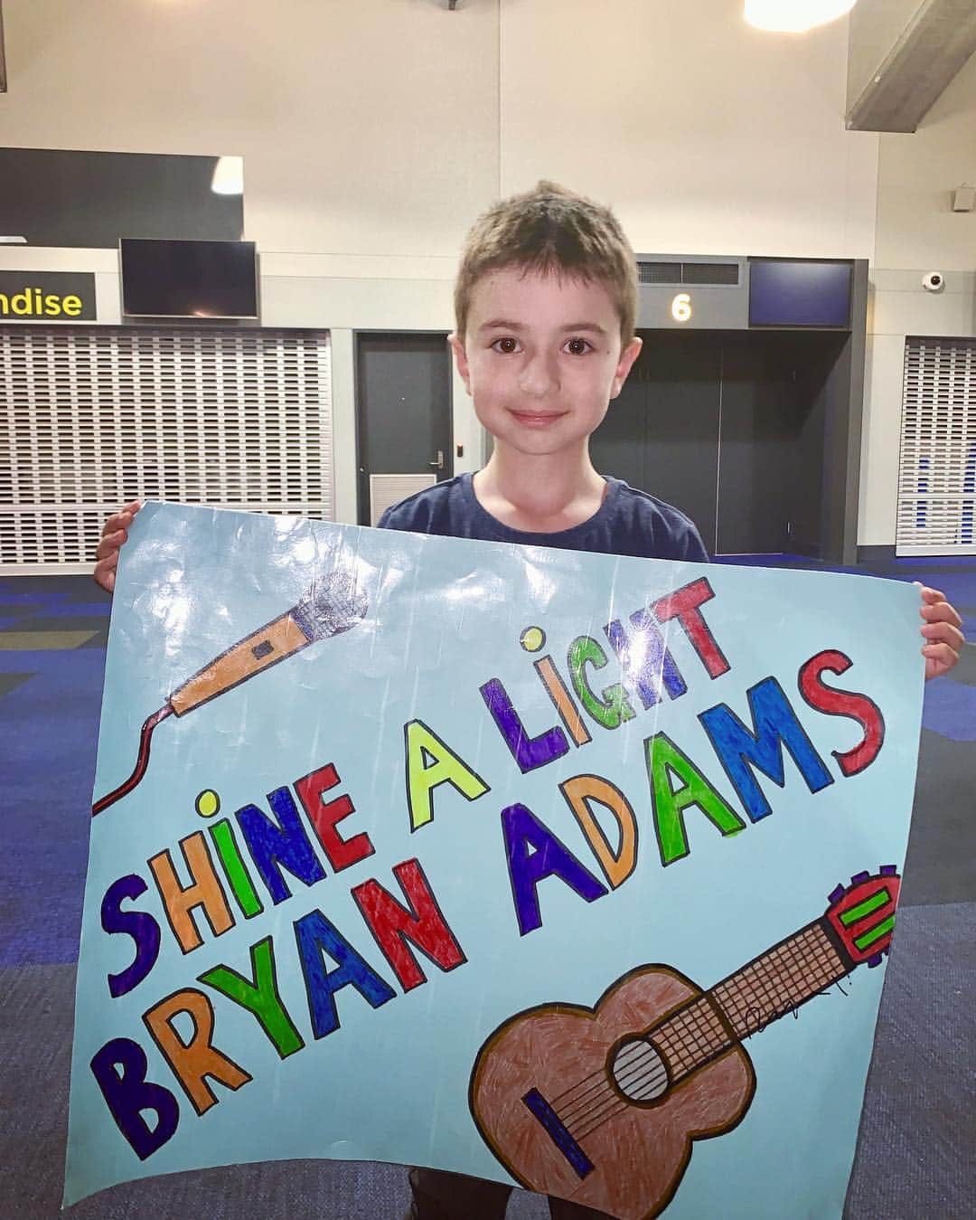ブライアン・アダムスさんのインスタグラム写真 - (ブライアン・アダムスInstagram)「Melbourne aftershow CD signing 💚🙃#bryanadamsshinealight」3月22日 7時13分 - bryanadams