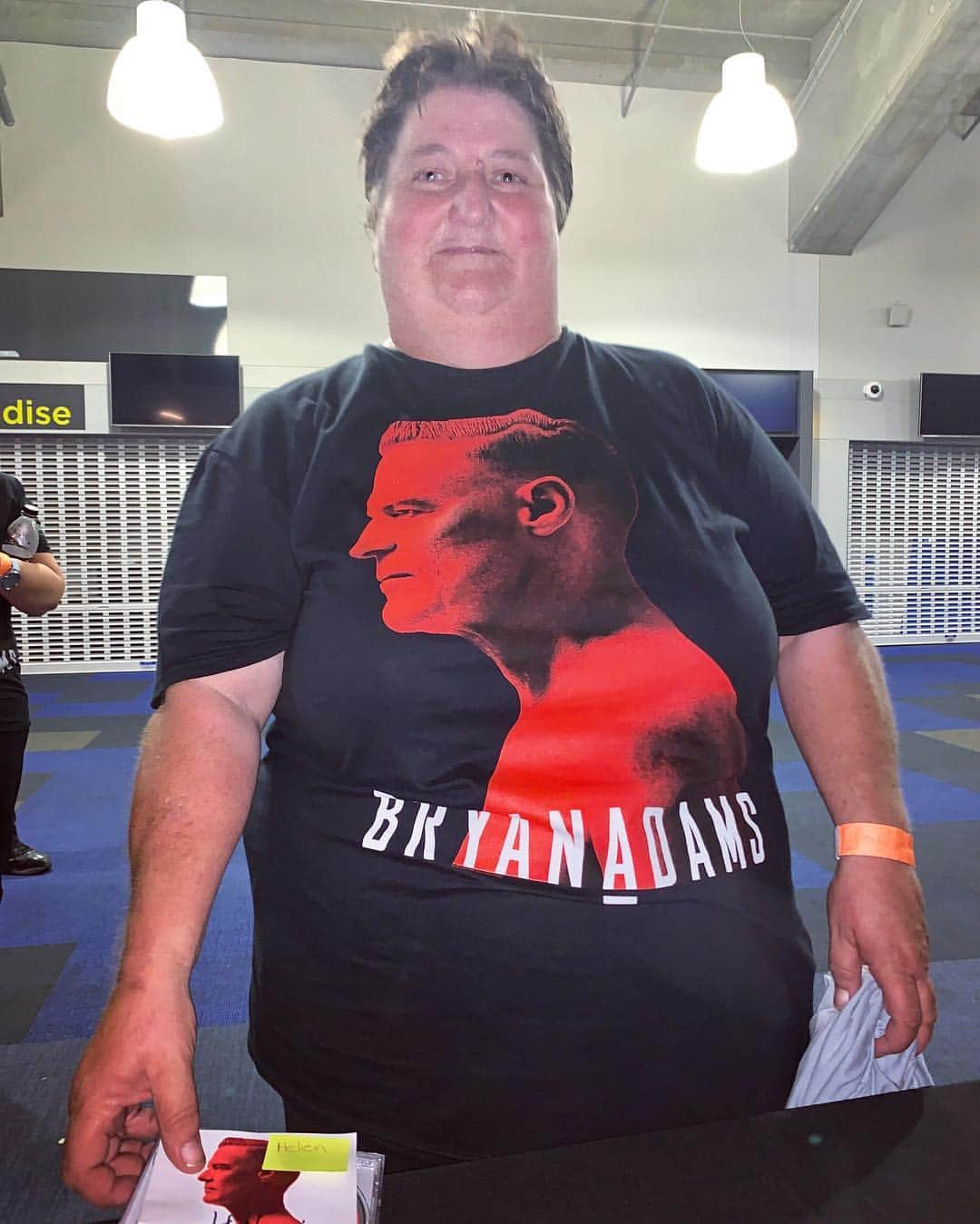ブライアン・アダムスのインスタグラム：「Melbourne aftershow CD signing 💚🙃#bryanadamsshinealight」
