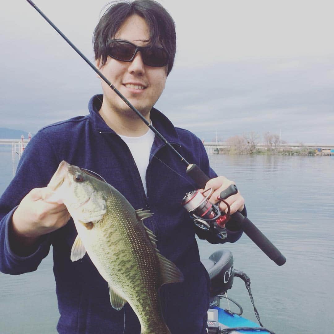 GENKIハシモトのインスタグラム：「昨日の琵琶湖。 どちゃくそクリアやったので難しいかったけど、なんとか二本上げれました。 #バス釣り#琵琶湖#今年初バス#ライトリグ#ちねり#ダウンショット」