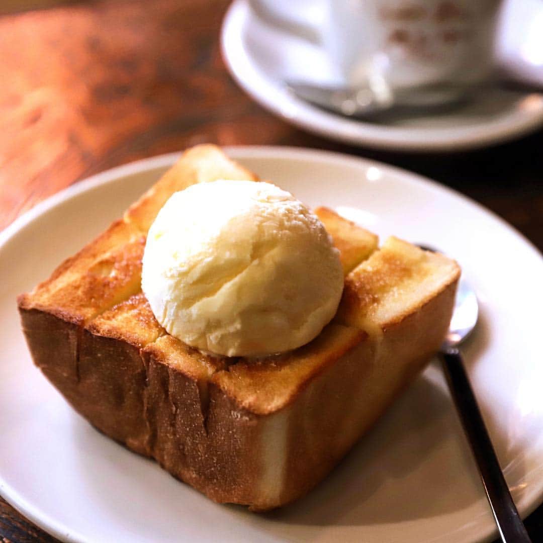 きょん。さんのインスタグラム写真 - (きょん。Instagram)「. .  珈琲オンリー 13:00より 提供開始 ハニートースト。 ちぎって そのまま。 ちぎって アイスと。 ちぎって コーヒーと… いずれにしろ “魔性の味”の意味を 知ることにはなるようです。 #珈琲オンリー#sweets#tokyo」3月22日 7時24分 - kyon_tokiiro