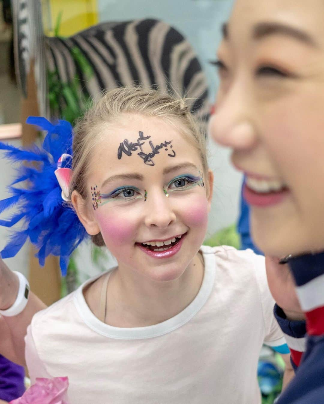 長洲未来さんのインスタグラム写真 - (長洲未来Instagram)「It’s not every day that you get to sign someone’s face. Guess I can check that off my bucket list. What should I add to my bucket list? #bucketlist」3月22日 7時30分 - mirainagasu