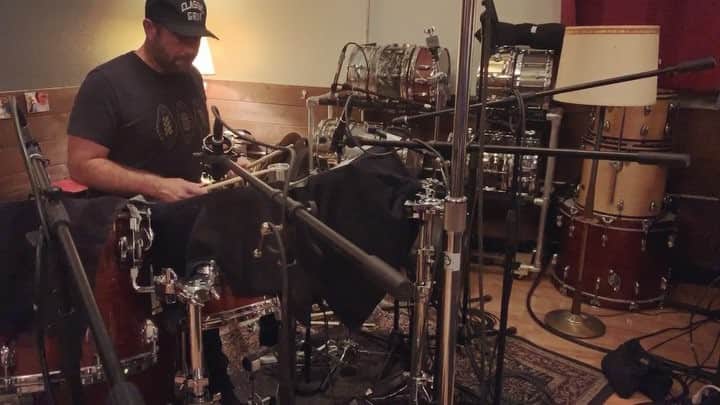 Jimmy Eat Worldのインスタグラム：「Tom overdubs. #album10 🎥: @tomdlinton」