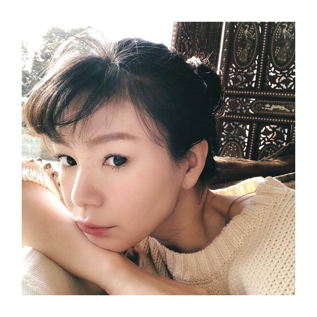 知花くららさんのインスタグラム写真 - (知花くららInstagram)「おはようございます。開花しましたね。春ですね。それに朝陽も出てきた🌞幸せ。今日もがんばろー。・ ・ #最近日記をつけ始めてみた #続くかなw #でもきっと何かいいことある気がする #今日もいい日になりますように」3月22日 7時31分 - chibanakurara.official