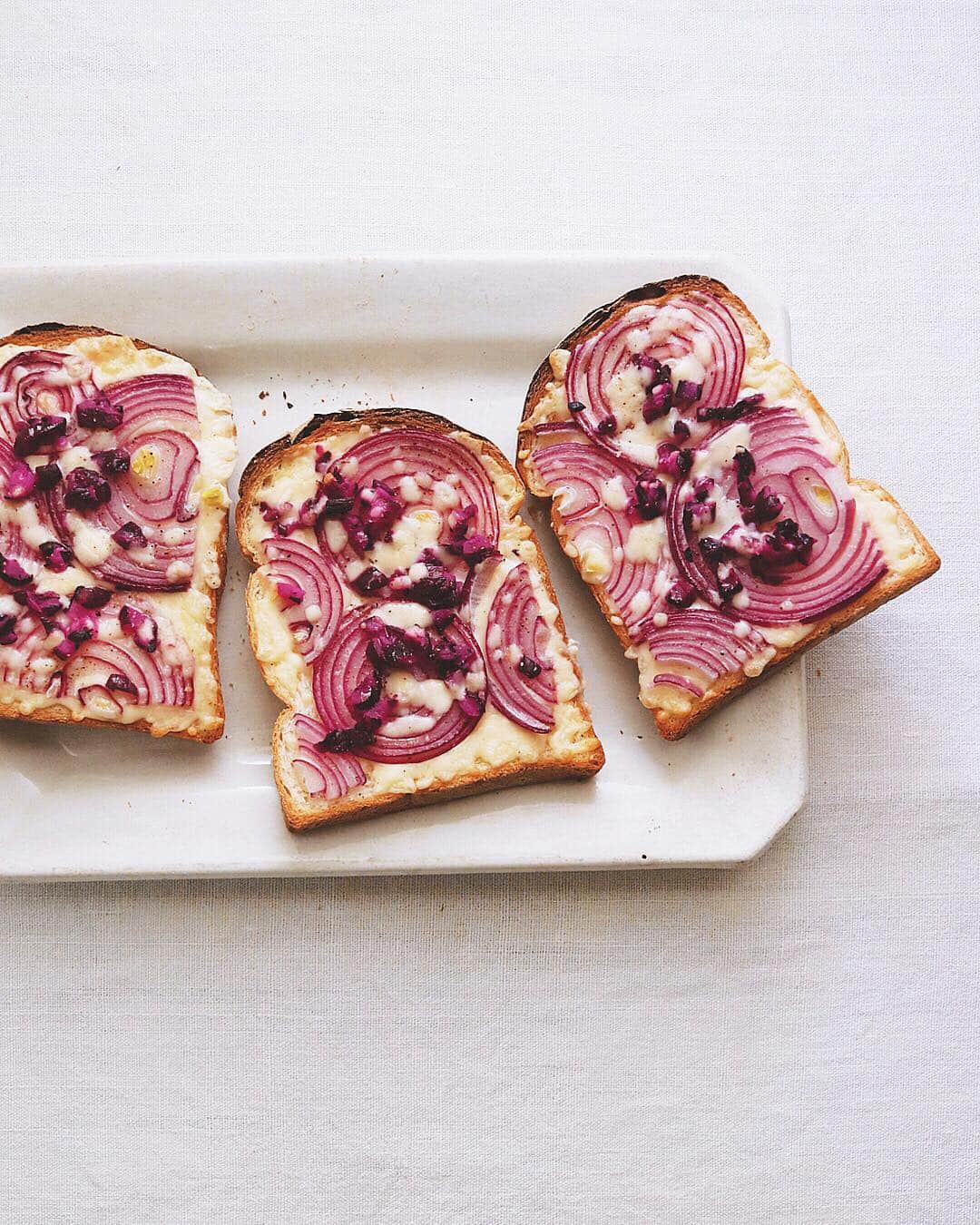 樋口正樹さんのインスタグラム写真 - (樋口正樹Instagram)「Onion Toast . 今朝はチーズトーストに 赤たまねぎと柴漬けのせ。 色も味も好きな組合わせ。 . . 今回の使用してるパンは、 タカキベーカリーさんの 外サク中フワで美味しい 石窯パンの山型トースト、 👉@takaki_bakery_official . #タマネギトースト #たまねぎトースト #チーズトースト#赤玉葱 #柴漬け #タカキベーカリー #石窯パン #山型トースト #朝ごパン #パンスタグラム #パン大好き #パン好きな人と繋がりたい #toastgram #onion #redonion #oniontoast #toast #toastsforall」3月22日 7時32分 - higuccini