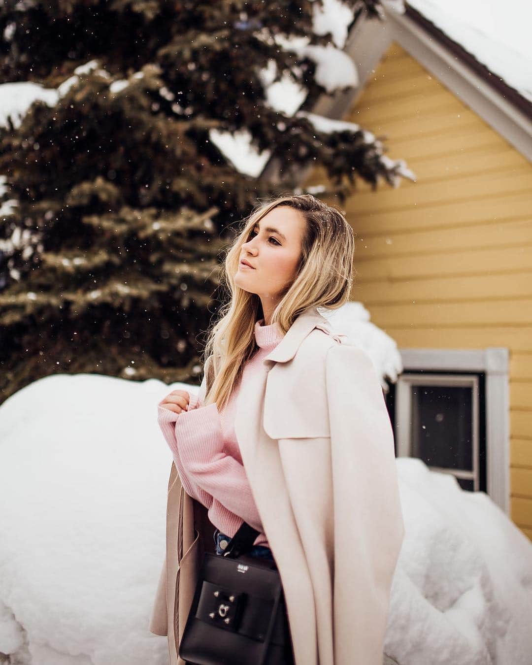 サシャ・カリスのインスタグラム：「How dreamy snow is... ❄️✨ 📸 @alexxacor 💕 . . . Look by @lulus #parkcity #utah #snowphotography #ootd #fashionblogger #travelblogger #travelphotography #lovelulus #lulusambassador」