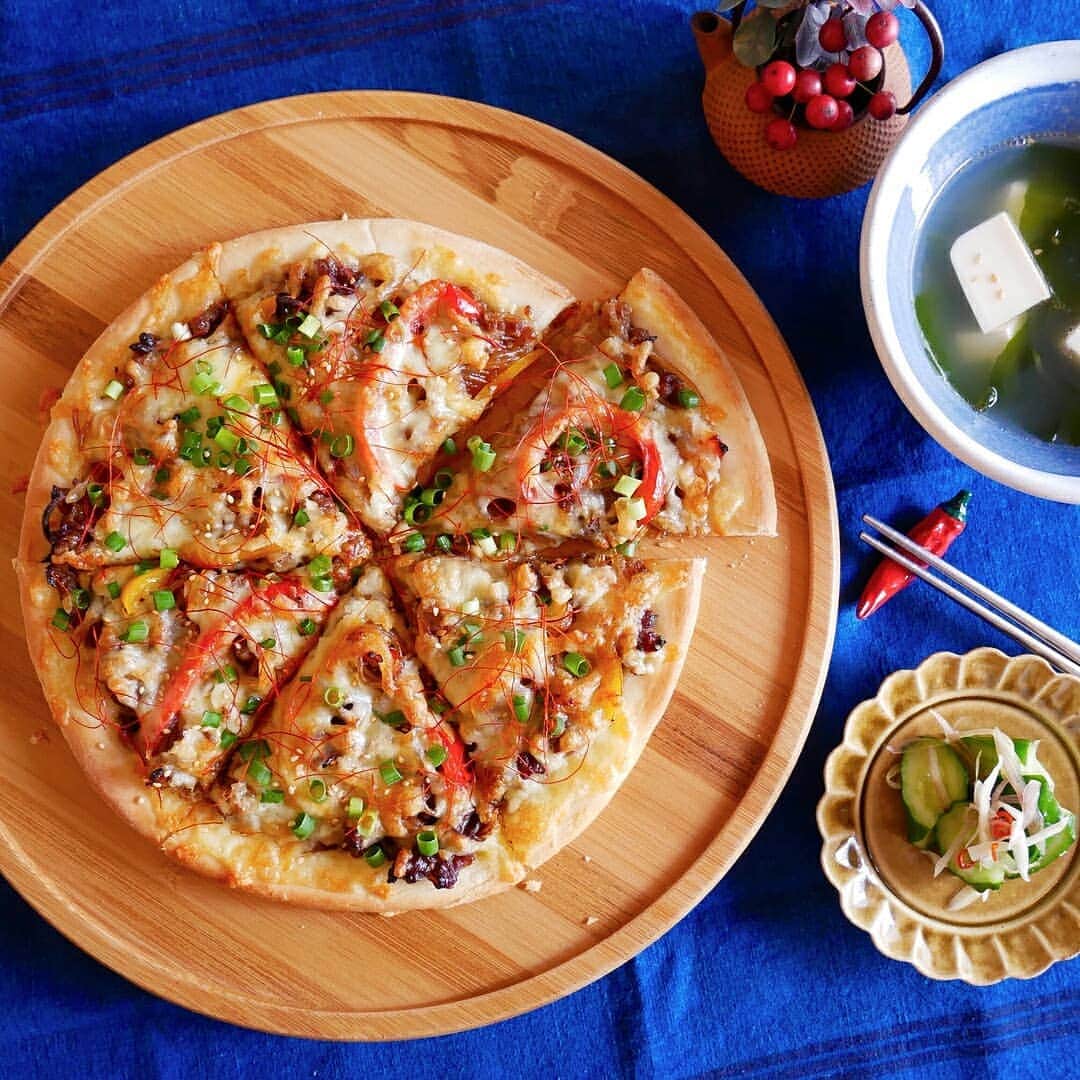 韓の食菜さんのインスタグラム写真 - (韓の食菜Instagram)「. @sezakids さんが「韓の食菜 春雨プルコギ」のある食卓を投稿してくださいました♪ 韓国メニューがピザに！食事に、おつまみにぴったりですね。 . ▼「韓の食菜」についてはこちら http://han-no-shokusai.moranbong.co.jp/ . #韓の食菜 #モランボン #プルコギ #春雨プルコギ #韓の食菜春雨プルコギ #韓国料理 #韓の食菜でカラフルディッシュ #おうちごはん #instafood . ------- #Repost @sezakids ・・・ ∗ #せざ飯 休日お昼ごはん〜 おうちでプルコギピザ🍕 ・ @cookingram.jp 様より頂いた モランボン韓の食菜 3種セットの プルコギを使いました。 ・ 生地のソースは適当に マヨとコチュジャンとにんにく(超少量)を混ぜて。 プルコギとっても美味しい〜👏😋 ニラがなかったもんでネギにしましたが、 ニラ入ってたら某ピザ屋さんの味だわ！ コーラ飲みたいとこだけどわかめスープで我慢😅 ・ ごちそうさまでした🙏 ・ ・ 「モランボン×レシピブログ」 コラボ企画に参加しています。 #プルコギ #韓の食菜でカラフルディッシュ #クッキングラムモニター #クッキングラム ・ ・ #ごはん記録 #昼ごはん #ブランチ #食卓 #箸置き #ひとりごはん #家ごはん #暮らし #手料理 #韓国料理 #料理好きな人と繋がりたい #おうちごはん #器 #タベリー #おうちごはlover #yammy #instapic #foodstagramer」3月22日 13時11分 - hannoshokusai