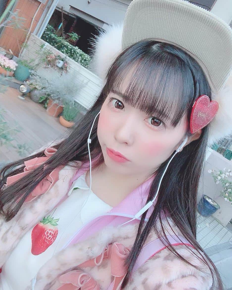 恋汐 りんごさんのインスタグラム写真 - (恋汐 りんごInstagram)「🍎 ❤️ 🍎 ❤️ 北海道ついたなのけど (Ｕ '人' Ｕ) イヤホンわすれた〜あ〜はわ〜 (Ｕ '人' Ｕ)  #しおに恋しよ #honeycinnamon  #emilytemplecute  #pinkhousechelsea  #candystripper  #puma」3月22日 13時12分 - sioringogo