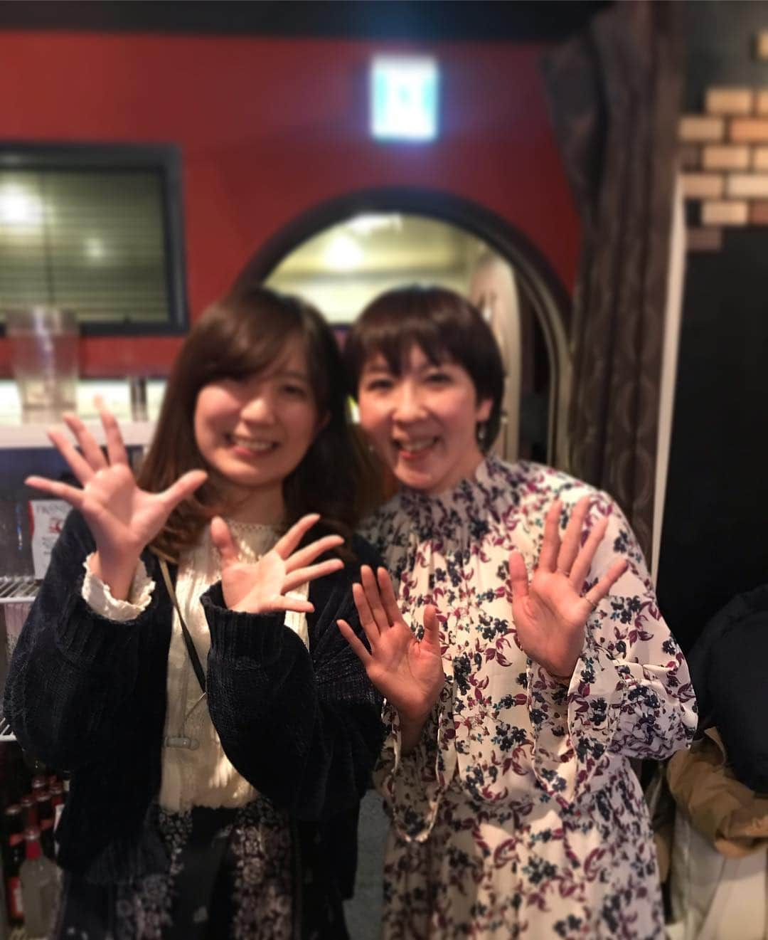 福田淳子さんのインスタグラム写真 - (福田淳子Instagram)「久しぶりにキラキラ☆プリキュア アラモード！  お世話になっていた神木Pの壮行会。彼女は本当に仕事ができる人で、いつもどんな時も冷静に穏やかにみんなをまとめてくれました。彼女の旅立ちに忙しいであろうメンバーがみんな集合。やっぱり愛されてるわー。そして久しぶりにいろんな方と再会できてそれもとってもうれしかったです。パーティもクイズがあったり、いろんなことが散りばめられていて楽しい夜でした。久しぶりにキラキラル作成。笑。ちゃんとラベリングしました。気持ちが落ち込んだ時に食べて！とプレゼント。  プリアラをやっている最中は常に締め切りに追われていて、いっぱいいっぱいでした。楽しいとかよりもとにかく精一杯。でも振り返ってみると、メンバーにはすごく恵まれていたし、なんとステキなお仕事に携わさせていただいたんだろう、と思います。 自分が大好きなもの（私だったらお菓子作り）をしている時のキラキラわくわくする気持ちに=キラキラルと名前をつけてもらったのが何より大きいです。そうか！そうなのか！と勝手にいちかと自分を重ねて見てました。私にしたらお菓子は魔法。これからもみんなを幸せにするお菓子をたくさん作りたいです。アニマルスイーツをストーリー順に並べて一人でニヤニヤ。自分のお菓子をおもちゃにしてもらえるってどれだけファンタジー！と今更ながら思います。  そんなプリキュアも今年は新たにスター☆トゥインクルプリキュアがスタート。今回は宇宙がテーマです。春映画も今月16日からスタートしています。プリアラチームも参加しておりますのでぜひ、みなさんも見てください。プリアラ時代の秋の映画「パリッと！想い出のミルフィーユ！」でプロデューサーアシスタントを務めてくれた村瀬さんが、次の秋の映画で終に独り立ちだときいて勝手に感動。もはやお母さんみたいな気分。20代で懸命にやったことって、本当に後になってものすごく役立つから、と言いながらだいぶ大人になってしまった気持ち。笑。秋の映画も楽しみにしています。  #キラキラプリキュアアラモード  #キラキラル #スタートゥインクルプリキュア  #プリキュアミラクルユニバース  #アニマルスイーツ #プリアラ関係者のみなさま 神木Pはインスタ開設して向こうでの日々をアップしてくれる予定なので楽しみにしていてください笑」3月22日 13時12分 - junjunfukuda