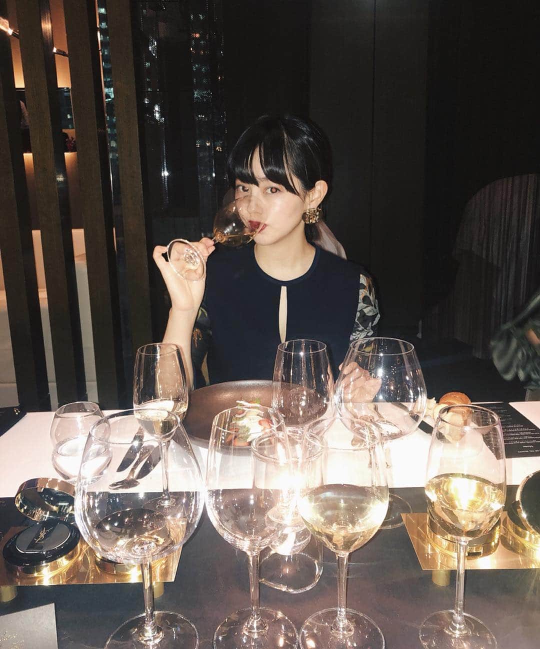 青柳文子さんのインスタグラム写真 - (青柳文子Instagram)「🍽 ECOLE DE YSL BEAUTY 🍽  @yslbeauty × @wwd_jp exclusive dinner🍽  #アンクルドポールクッション をイメージしたお料理をいただきながら、エレガントなメイク直しのお作法や、世界のトップクラスの社交界でも通用するようなテーブルマナーを教えていただきました。  女性としてのいちばんのメイクアップは“情熱"だそう🌹なるほど。。私も内面から輝く女性を目指します！  このクッションファンデは最近毎日使っていますが、お直しいらずでディナーシーンにも映える上品な仕上がり。お化粧する姿まで美しくあらせてくれるデザインも👏  久しぶりにお酒も飲んで、久しいお友達にも会えて、すごく楽しかったです。 #YSLbeauty 様、素敵な夜をありがとうございました🌹  #ECOLEdeYSLbeauty」3月22日 13時12分 - aoyagifumiko