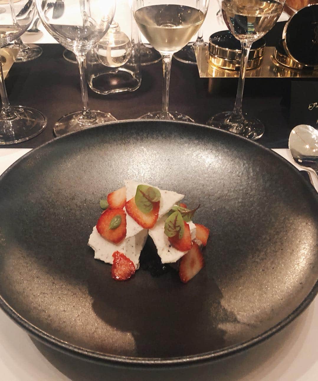 青柳文子さんのインスタグラム写真 - (青柳文子Instagram)「🍽 ECOLE DE YSL BEAUTY 🍽  @yslbeauty × @wwd_jp exclusive dinner🍽  #アンクルドポールクッション をイメージしたお料理をいただきながら、エレガントなメイク直しのお作法や、世界のトップクラスの社交界でも通用するようなテーブルマナーを教えていただきました。  女性としてのいちばんのメイクアップは“情熱"だそう🌹なるほど。。私も内面から輝く女性を目指します！  このクッションファンデは最近毎日使っていますが、お直しいらずでディナーシーンにも映える上品な仕上がり。お化粧する姿まで美しくあらせてくれるデザインも👏  久しぶりにお酒も飲んで、久しいお友達にも会えて、すごく楽しかったです。 #YSLbeauty 様、素敵な夜をありがとうございました🌹  #ECOLEdeYSLbeauty」3月22日 13時12分 - aoyagifumiko