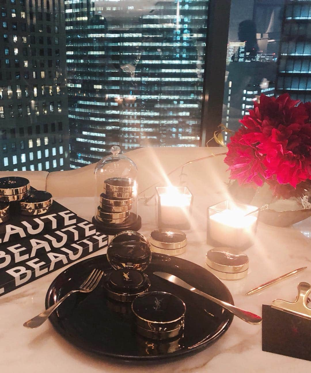 青柳文子さんのインスタグラム写真 - (青柳文子Instagram)「🍽 ECOLE DE YSL BEAUTY 🍽  @yslbeauty × @wwd_jp exclusive dinner🍽  #アンクルドポールクッション をイメージしたお料理をいただきながら、エレガントなメイク直しのお作法や、世界のトップクラスの社交界でも通用するようなテーブルマナーを教えていただきました。  女性としてのいちばんのメイクアップは“情熱"だそう🌹なるほど。。私も内面から輝く女性を目指します！  このクッションファンデは最近毎日使っていますが、お直しいらずでディナーシーンにも映える上品な仕上がり。お化粧する姿まで美しくあらせてくれるデザインも👏  久しぶりにお酒も飲んで、久しいお友達にも会えて、すごく楽しかったです。 #YSLbeauty 様、素敵な夜をありがとうございました🌹  #ECOLEdeYSLbeauty」3月22日 13時12分 - aoyagifumiko