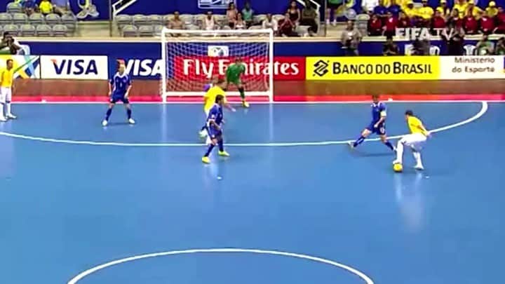 アレッサンドロ・ローザ・ヴィエイラのインスタグラム：「VÍDEO- Mundial de 2008,Brasil 5x3 Ucrânia 🇺🇦,jogaço e boas lembranças pelos 3 gols 👟⚽️ 🥅! Diversão e compromisso de jogar #OREI 👑 - Vídeo @lucasmeneses13」