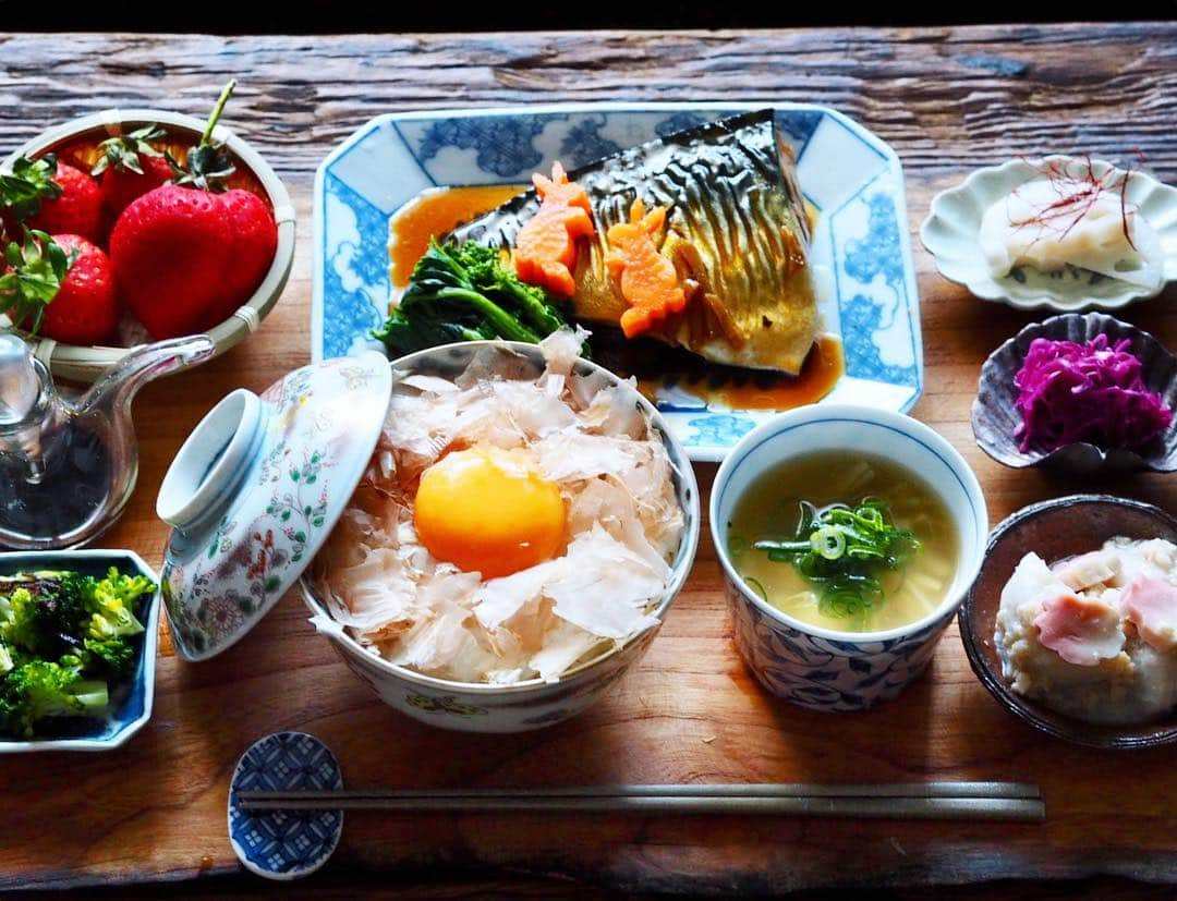 まこ/makoさんのインスタグラム写真 - (まこ/makoInstagram)「病み上がりました。風邪で食欲があまりなかったためフルーツばかりですごしていたからか、久々の朝ごはんがしみる🙊 ・ ・ いちごモリモリな朝ごはん。 京都産のいちごを悩んで悩んで思い切って買ったのに、そのあと頂いた茎付きあまおうの王御所感がやばすぎる件。 並べると絵面が違いすぎ😂 自分で買ったいちご。決して小さめじゃなかったのに、、、なんか切ない。 ・ ・ ・ あと錦市場で買った鰹節専門店のかつおぶしで品のあるねこまんまになりました。 血合い抜きの鰹節はご飯にのせるだけで品がある◎ ・ ・ ・ ・ ・ ・ ・ ◆鰹節卵かけごはん ◆えのきと豆腐のお味噌汁 ◆鯖の煮付けと菜の花 ◆里芋の煮物 ◆れんこんの酢漬け ◆ブロッコリーと塩昆布のオリーブオイル和え ◆紫キャベツラペ ◆いちご（京都産あきひめと、福岡産あまおう） ・ ・ ・ ・ ・ ・ ・ ・  #おうちごはん#おうちごはんlover #クッキングラム#タベリー#うちごはん#和んプレート#料理好きな人と繋がりたい #料理#和ンプレート#ワンプレートごはん#器#あさごはん#朝ごはん#カラフルワンプレート#有次#有次の型抜き #misosoup#japanesefood#washoku#高田志保#中里博恒#中里博彦#心和庵#吉田崇昭#古伊万里#平岡仁#原光弘#kintastudio」3月22日 7時49分 - ma_ko11