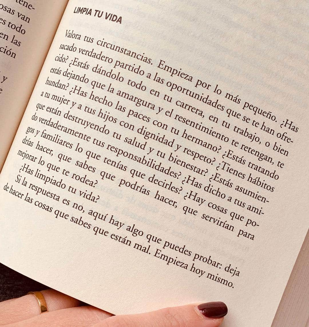 ステファニア・フェルナンデスさんのインスタグラム写真 - (ステファニア・フェルナンデスInstagram)「¿Has limpiado tu vida? Los leo 👀 - - ... “ por lo tanto, no dudes en parar en cuanto tengas la más mínima consciencia de que deberías hacerlo. Deja de comportarte de esa forma particular lamentable. Deja de decir esas cosas que te debilitan y te avergüenzan y di solo aquello que te haga más fuerte. Haz solo aquello de lo que puedas hablar con orgullo”... 📚 #SFKlifestyle 🔛 - - Un nuevo libro ✨📚」3月22日 7時50分 - stefaniafernandezk