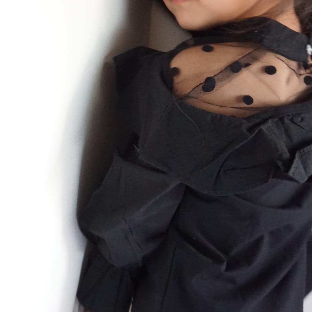 ♡KAO♡さんのインスタグラム写真 - (♡KAO♡Instagram)「🎀 ： ： このお気に入りの大人っぽいトップス❤︎❤︎ これが色気の原因かもね❤️ 後ろ姿も可愛いもの❤︎❤︎ #ヘアアレンジ も最近のお気に入り✨ ： ： #おりんコーデ  #rinchancode ❤︎❤︎❤︎ トップス▶︎ @smilekids888 ： -本日21時より新作・再販Start- ： ： ： ： ： ： ： #ig_kidsfashion #kidsfashion #親バカ #ig_oyabakabu #親バカ部 #娘 #5歳 #女の子 #インスタキッズ #ig_kids #mamanoko #ママリ #hugmug #コドモノ #キッズファッション #smarby  #comona #キッセレ #ママタス #プチプラ #韓国子供服 #mamagirl #ヘアスタイル #ヘアメイク #キッズヘアアレンジ #キッズヘア #adora_kids」3月22日 7時50分 - o0.don_tama.0o