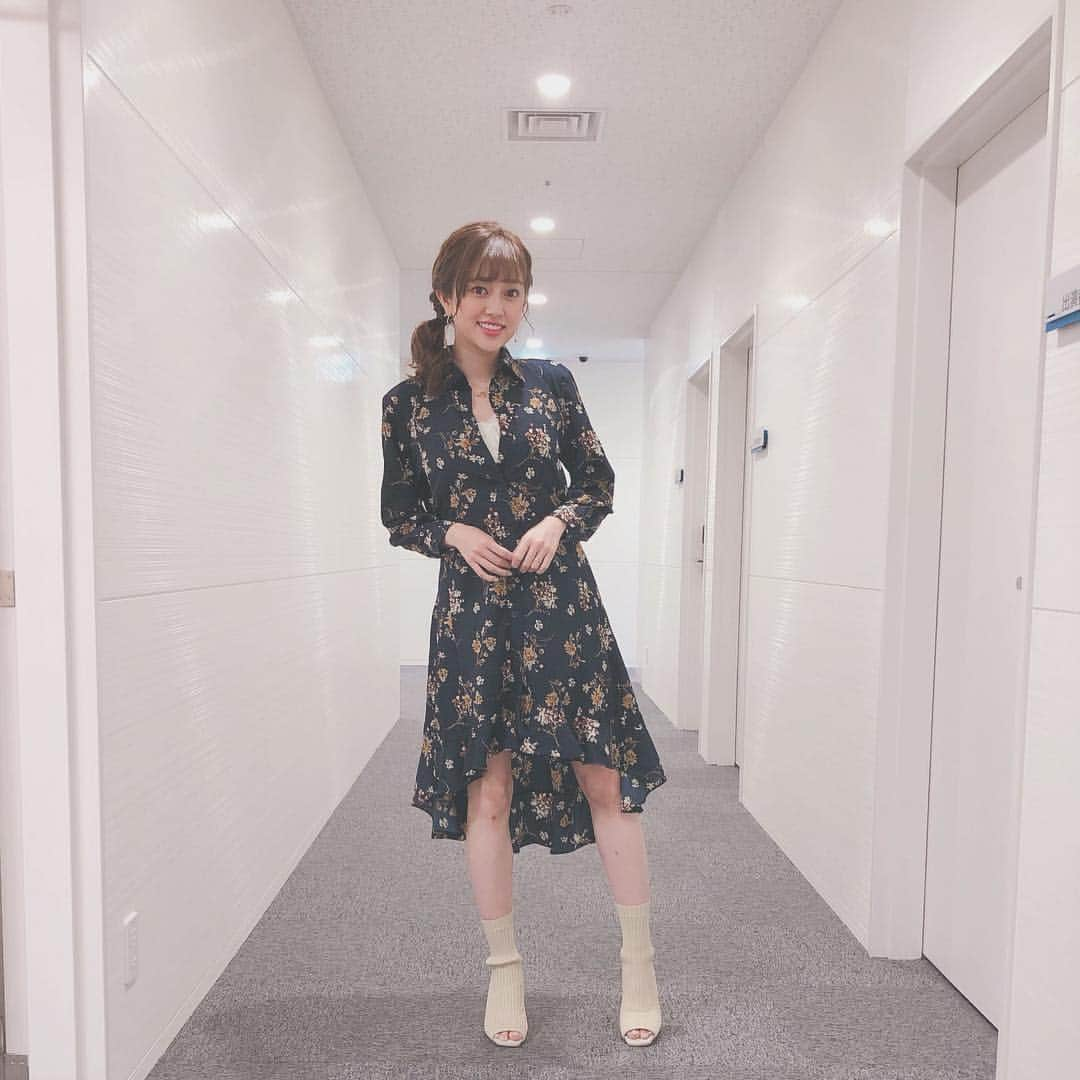 菊地亜美さんのインスタグラム写真 - (菊地亜美Instagram)「おはようございます🌞 今日も朝からロケ頑張りまーす☺︎ ・ こないだの私服衣装🧡 @fifth_store の ワンピ👗 ・ ソックスブーツは #frayid 🧦 足の傷コンシーラーでいつも隠してるんだけど隠し忘れてしまった… 去年の傷すらも治らなくなってくる28歳🤮 ・ #ootd #coodinate #fifth #fifthtl #フィフス #フラワーフィッシュテールシャツワンピース #フレイアイディー」3月22日 8時01分 - amikikuchi0905