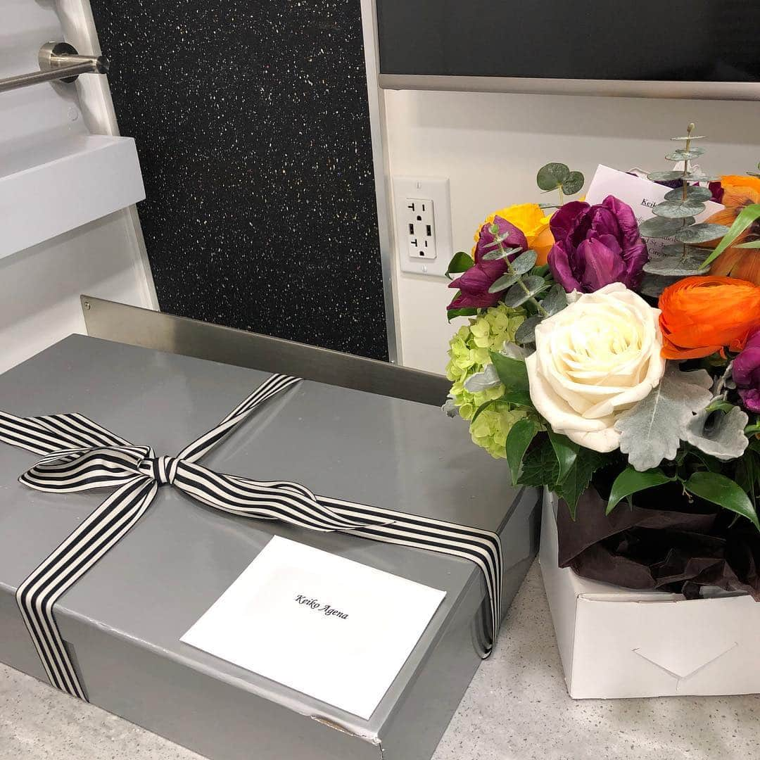 ケイコ・アジェナさんのインスタグラム写真 - (ケイコ・アジェナInstagram)「Beautiful flowers from my manager @erikkritzer 😃 and a gift from Warner Brothers Television group to celebrate my first day of filming with Prodigal Son. 💕」3月22日 7時57分 - keikoagena