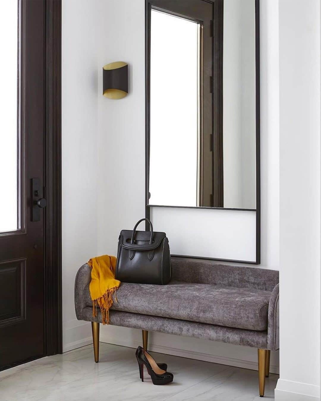 west elmさんのインスタグラム写真 - (west elmInstagram)「Making an entrance! The Celine Bench takes your entry to the next level — like this one from @palmerstondesign. 📸: @valeriewilcox #makeanentrance #entrywaygoals #modernentryway #enterinstyle」3月22日 8時00分 - westelm