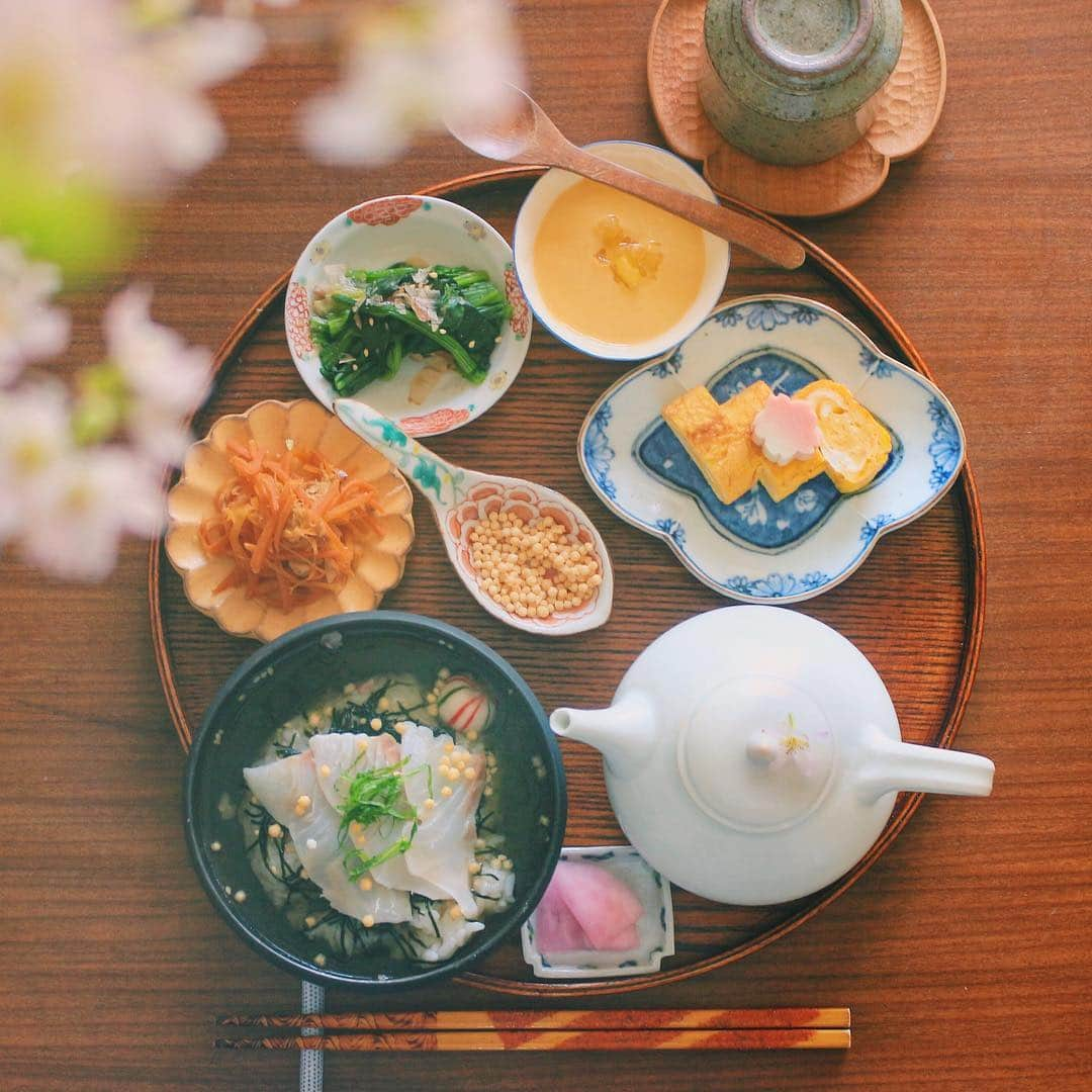 Kaori from Japanese Kitchenさんのインスタグラム写真 - (Kaori from Japanese KitchenInstagram)「2019.3.22 Fri 鯛茶漬けで朝昼ごはん。 ＊＊＊ Good morning! Today’s Japanese breakfast:Sea bream Ochazuke, rolled egg w/ Sakura gluten cake, stir-fried carrot and tuna, boiled spinach, and orange yogurt. ・ おはようございます。 昨日の朝昼ごはんで失礼します。 気づいたらもう金曜日。 おうちでかんたん鯛茶漬け。 出汁をかけて少し醤油を垂らしておしまい。 薬味はごま、海苔、刻み大葉。 鯛に桜を乗せようとしたら見事に忘れる… 鯛と桜の色合わせ好きなんですよね。 ポットに桜の花びらを添えたはずが 白飛びして写真では埃のよう。 まあそんなこともありますね。 てなわけで今日の走り書きは鯛です。 ・ 📝薬膳走り書き📝 鯛:胃腸の働きを手助けする働きがある。 血を補う作用があり貧血気味の方にも◎。 ・ 【おしながき】 お出汁で食べる鯛茶漬け 卵焼きと桜麩 にんじんしりしり ほうれん草のポン酢和え サジー入りヨーグルト ・ うちの家の桜が早くも半分葉桜に…代々木公園は一本だけ咲いてました。東京は今週末から桜シーズンかな？明日は残念ながら雨みたいですが。蕾が落ちないといいなぁ。 今日は中高の時の友達と先生と一緒にランチへ行ってきます。今でも繋がっている数少ない中高の友達。6年間同じ学校へ通ってたはずなのに、ほとんど記憶がない…笑 その友達と遊んだ記憶はちゃんと覚えていて昔話で盛り上がります。 歳をとると自分に都合のいいことしか覚えていないから人生幸せだよ(入院してた時、一緒の部屋だったおばあちゃんが看護師さんに話してたセリフ笑) 今日も良い一日を☺︎ ・ #japanesefood #japanesecuisine #washoku #breakfast #おうちごはんlover #朝ごはん #おうちごはん #早餐 #아침밥 #自炊女子 #薬膳 #うつわ #クッキングラム #和食器 #小澤基晴 #松浦コータロー #岡晋吾 #桜 #sakura #和食 #japonais #一汁三菜」3月22日 8時09分 - coco_kontasu