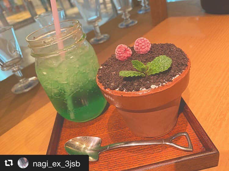 ハレノヒのインスタグラム：「#repost @nagi_ex_3jsb via @PhotoAroundApp  ハレノヒ🌱 . お昼すぎに行ったけど並んでた！ 植木鉢の中身はチーズケーキとブルーベリーで 他にも植木鉢全部で5種類あった！ . #tokyo#shinjuku#cafe#0321 #l4l#instagood#instalike  #東京#新宿#新宿カフェ#カフェ巡り #ハレノヒ#植木鉢#植木鉢パフェ #スコップスプーン#メロンソーダ #ズコット#チーズケーキ#🌱 #おしゃん#東京観光#山手線 @nagi_ex_3jsb様 ご来店ありがとうございます😊お写真も嬉しいです♪#ルミネエスト新宿#フラワーポット」