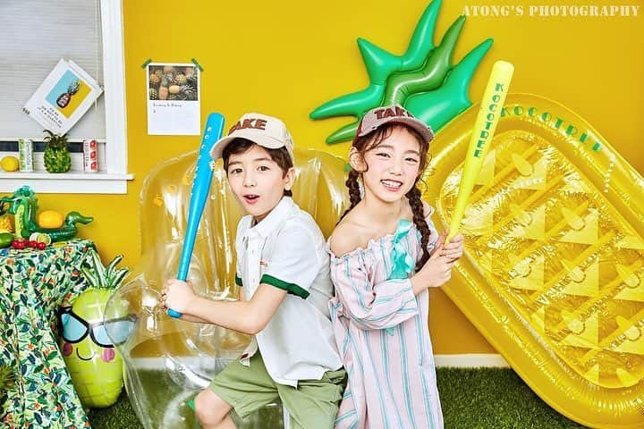 ウンチェのインスタグラム：「🍍🍍 둘이 넘 귀엽🤭 . . . #금요일#굿모닝#미세먼지좋음 #키즈모델#주니어모델#이은채」