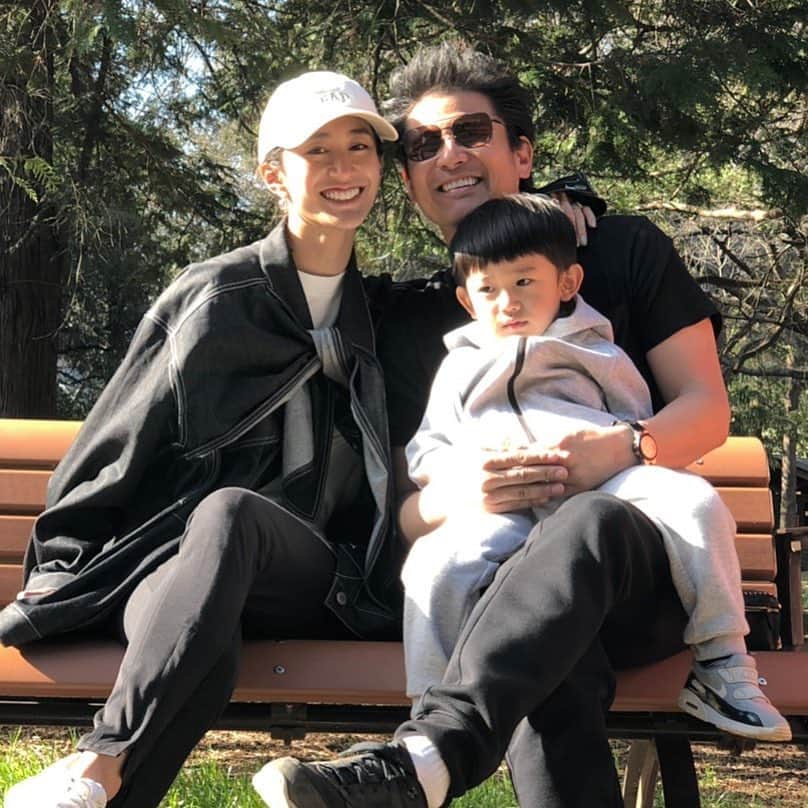 のインスタグラム：「Went to the Park with the Fam!  昨日は昭和記念公園に行ってきました〜！ ディーン君テンションマックスで帰りの車で爆睡でした！😅 #notdrunk #familytime #showakinenpark #littledean #happykid #ディーン君 #鬼ママ #家族で #昭和記念公園 #元気で何より  @mariakamiyama」