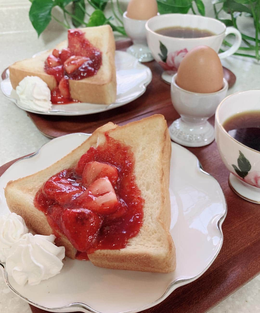 水谷雅子さんのインスタグラム写真 - (水谷雅子Instagram)「#おはようごさいます#モーニング#朝食 #breakfast #苺ジャムトースト#みず穂の和み  #アツアツ苺ジャム#苺 #ゆで卵#シュガーレディ #ホットコーヒー#珈琲 #水谷雅子#水谷雅子beautybook50の私  こちら気持ちのいい晴れ☀️🐶 洗濯日和😊👍 風がありますので洗濯物飛ばされないようにしてくださいね❗️ 今日も頑張って行ってらっしゃい😊💖」3月22日 8時18分 - mizutanimasako