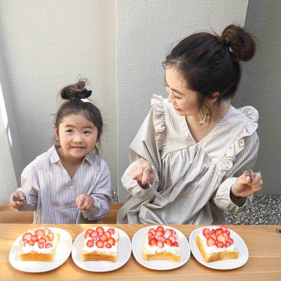 のインスタグラム：「#原宿カフェ巡り ☕️ @dotcomspacetokyo  new open cafe☕️ 期間限定の#苺サンド がめちゃくちゃ美味しかった😋🍓❤️ 苺って美味しいし、見た目もなんでこんなかわいいんだ🍓🍓 苺大好きな娘は大興奮🍓 みんなで仲良く食べました😋 #食いしん坊 ＊ ＊ cordinate mama onpeace @dais_y.official ・ kids onpeace @ciaopanictypy  #ciaopanictypy ＊ ＊ ＊ #カフェ部#食べ物グラム #苺#strawberry #スイーツ#スイーツ女子 #甘いもの#sweet #instafood #foodstagram  #おやこーで#ワンピース#親子コーデ #双子コーデ#リンクコーデ#春コーデ #cordinate#code#春服#locari#ponte_fashion #mamagirl #カフェ巡り #原宿カフェ #お団子ヘア」