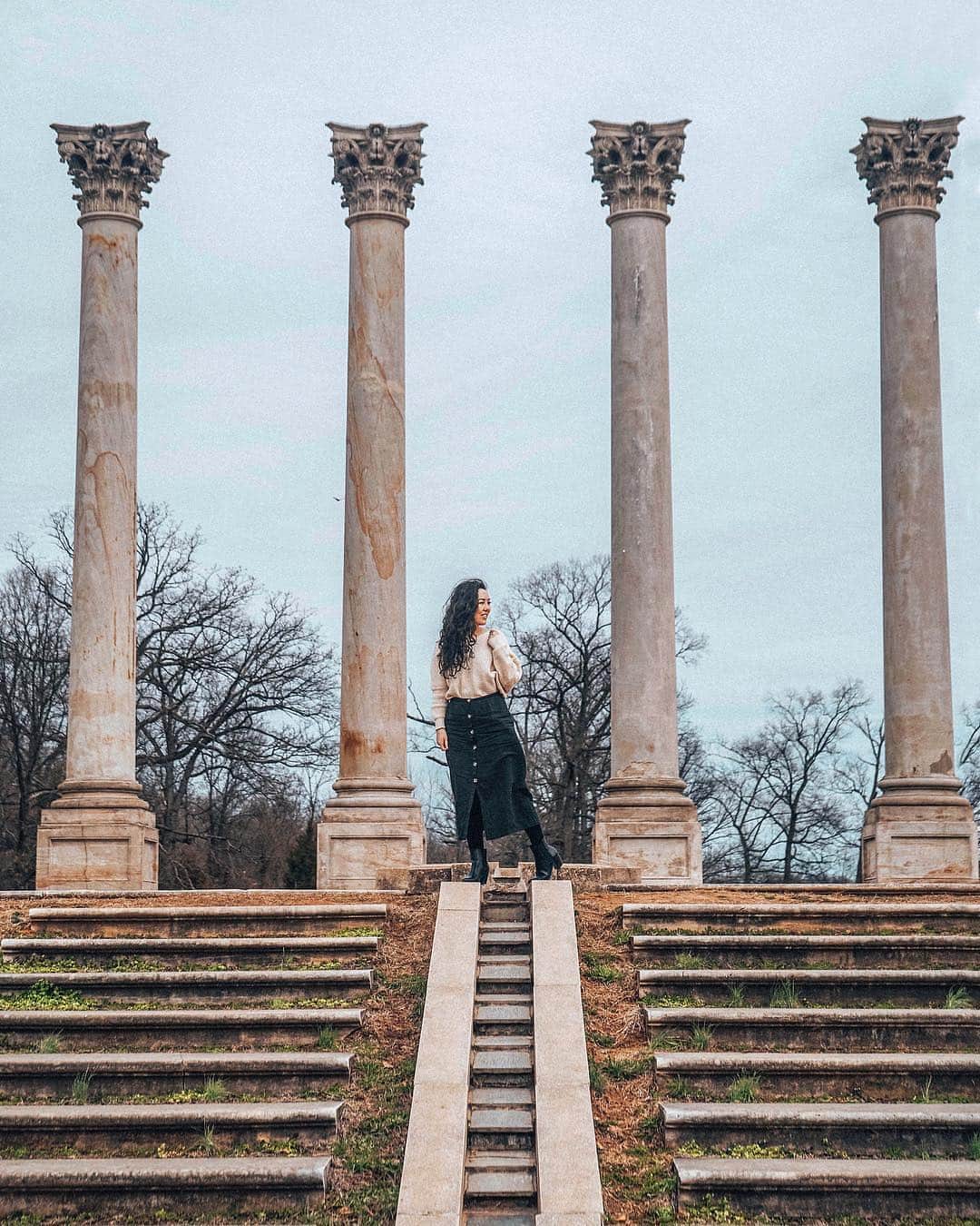 Visit The USAさんのインスタグラム写真 - (Visit The USAInstagram)「"Can you believe these beautiful ruins are in Washington D.C.? When I saw a photo of these incredible pillars, I knew I had to visit!" 🙌Fun fact: The National Capitol Columns is an arrangement of 22 Corinthian pillars that were once part of the U.S. Capitol. They were replaced and removed in 1958 and relocated to the National Arboretum. 📸@chereneo」3月22日 8時12分 - visittheusa