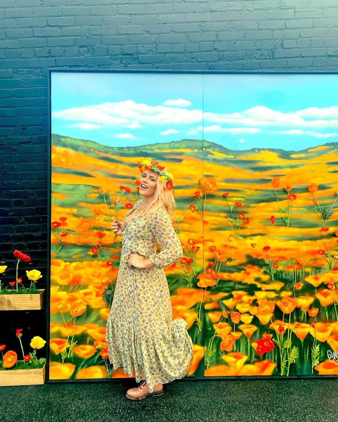 ビジー・フィリップスさんのインスタグラム写真 - (ビジー・フィリップスInstagram)「I know we all want to get the perfect insta shot of the #superbloom but those poor poppies at #lakeelsinore are getting trampled! So we built a #poppypopup here at @busytonighttv so that no more poppies will have to to give their lives for your Instagram! It'll be open from 10-6 Friday, Saturday and Sunday here in Hollywood! Come by and take yr pics!!」3月22日 8時13分 - busyphilipps