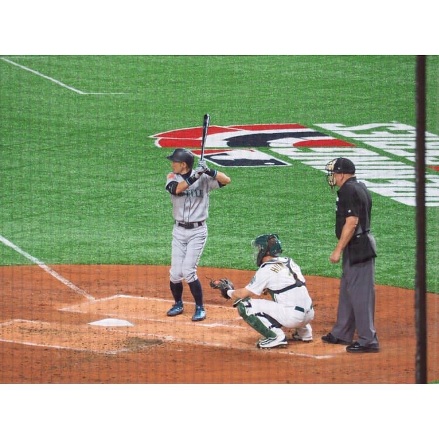 小川あゆ美さんのインスタグラム写真 - (小川あゆ美Instagram)「. メジャー開幕戦⚾︎*｡꙳ シアトルマリナーズ vs オークランドアスレチック 📍東京ドーム ・ イチロー選手を一目見たくて。。。 私が生まれて物心ついた時にはもうスター。 平成が終わるこの時期に引退。 なんだか少し寂しい気持ちですが、ここ日本でイチロー選手を見る機会に恵まれたこと、有難いなぁと思います。 変わらない体型が本当に凄い。 なによりも自分との戦いを貫いてきた方なんだなぁと。 . 現役生活、本当にお疲れ様でした。 . . . . . #mlb開幕戦 #東京ドーム #野球 #野球観戦 #野球女子 #イチロー #イチロー選手 #現役引退 #メジャーリーグ #シアトルマリナーズ #オークランドアスレチックス #カメラのある生活 #ファインダー越しの私の世界  #mlbbaseball #baseball #ichiro #ichirosuzuki #oaklandathletics #seattlemariners #야구 #개막전 #야구관전」3月22日 8時14分 - ayumi_ogawa