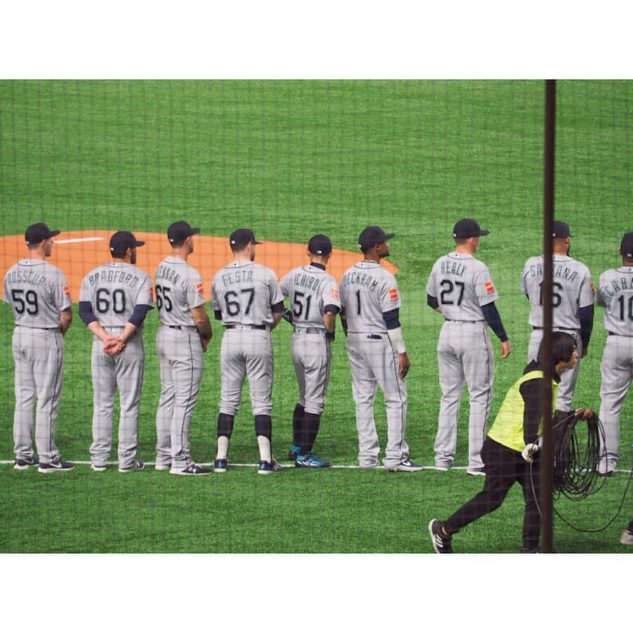 小川あゆ美さんのインスタグラム写真 - (小川あゆ美Instagram)「. メジャー開幕戦⚾︎*｡꙳ シアトルマリナーズ vs オークランドアスレチック 📍東京ドーム ・ イチロー選手を一目見たくて。。。 私が生まれて物心ついた時にはもうスター。 平成が終わるこの時期に引退。 なんだか少し寂しい気持ちですが、ここ日本でイチロー選手を見る機会に恵まれたこと、有難いなぁと思います。 変わらない体型が本当に凄い。 なによりも自分との戦いを貫いてきた方なんだなぁと。 . 現役生活、本当にお疲れ様でした。 . . . . . #mlb開幕戦 #東京ドーム #野球 #野球観戦 #野球女子 #イチロー #イチロー選手 #現役引退 #メジャーリーグ #シアトルマリナーズ #オークランドアスレチックス #カメラのある生活 #ファインダー越しの私の世界  #mlbbaseball #baseball #ichiro #ichirosuzuki #oaklandathletics #seattlemariners #야구 #개막전 #야구관전」3月22日 8時14分 - ayumi_ogawa