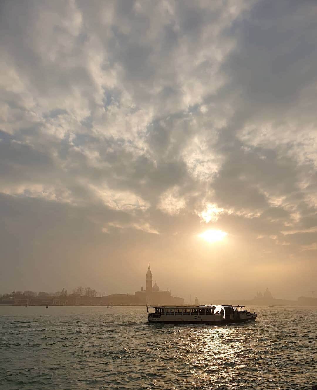 のインスタグラム：「Great photo at @igersvenezia by @thesilvercherry Got a great shot? Want to be featured? Spread the word by using the hashtags #igersVenezia #igers」