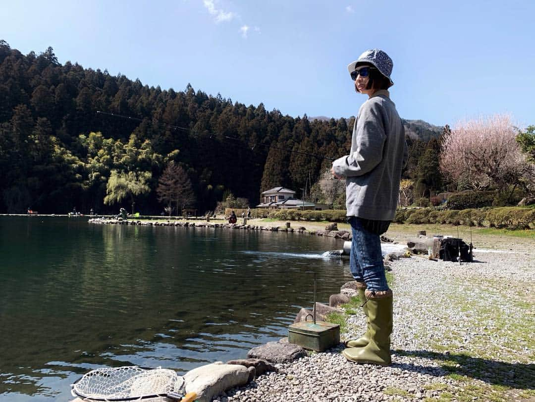 石川文菜さんのインスタグラム写真 - (石川文菜Instagram)「. . . 【3月21日は上永野フィッシングリゾート🎣】 . . 初めて栃木県の上永野フィッシングリゾート(トラウトの管理釣り場)へ行ってきました🐟 . . 午前中は曇り＆たまに降る雨、昼前に放流、昼食後は晴れ＆強めの風…都度変わる状況に合わせてルアーをローテーション♻️ . また、ルアーによってそれに反応する魚の種類も違ったように感じられてすごく楽しかった🥳🥳 . . . 今回使ったロッドはBRSのライトゲームモデルS64UL💁‍♀️ . . . 【HIT Lure】 DEKA mitts DRY/TAPDANCER/DARTRUN/NoraCra[29F]/ちびPaniCra SR/Tearo 1.6g/ちびTearo 1.0g/Apeed!2.7g/BUNG0.6g . . #pic #photo #fishing #fishinggear #fishinglife #jackall #timon #オン眉 #ボブ #vsco #vscocam #vscogram #trout」3月22日 8時28分 - bun0404