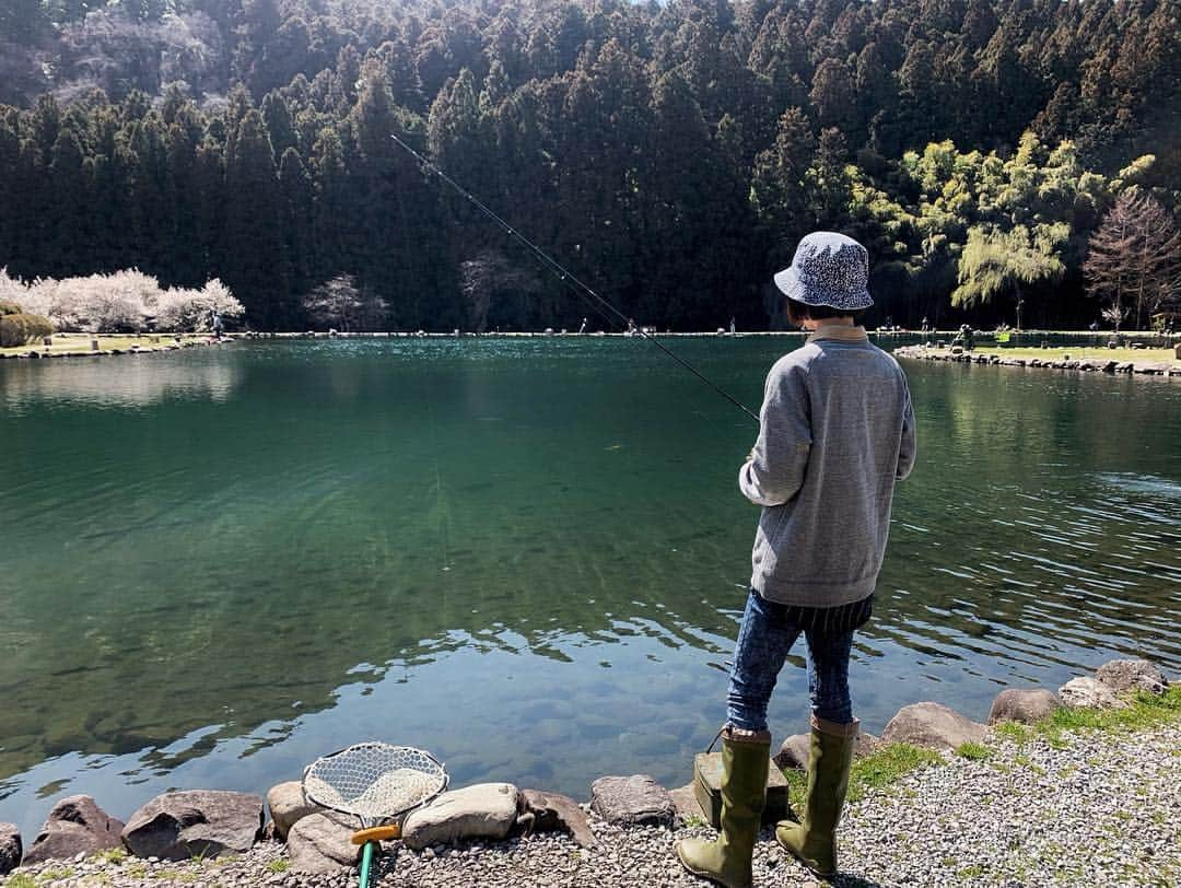 石川文菜さんのインスタグラム写真 - (石川文菜Instagram)「. . . 【3月21日は上永野フィッシングリゾート🎣】 . . 初めて栃木県の上永野フィッシングリゾート(トラウトの管理釣り場)へ行ってきました🐟 . . 午前中は曇り＆たまに降る雨、昼前に放流、昼食後は晴れ＆強めの風…都度変わる状況に合わせてルアーをローテーション♻️ . また、ルアーによってそれに反応する魚の種類も違ったように感じられてすごく楽しかった🥳🥳 . . . 今回使ったロッドはBRSのライトゲームモデルS64UL💁‍♀️ . . . 【HIT Lure】 DEKA mitts DRY/TAPDANCER/DARTRUN/NoraCra[29F]/ちびPaniCra SR/Tearo 1.6g/ちびTearo 1.0g/Apeed!2.7g/BUNG0.6g . . #pic #photo #fishing #fishinggear #fishinglife #jackall #timon #オン眉 #ボブ #vsco #vscocam #vscogram #trout」3月22日 8時28分 - bun0404