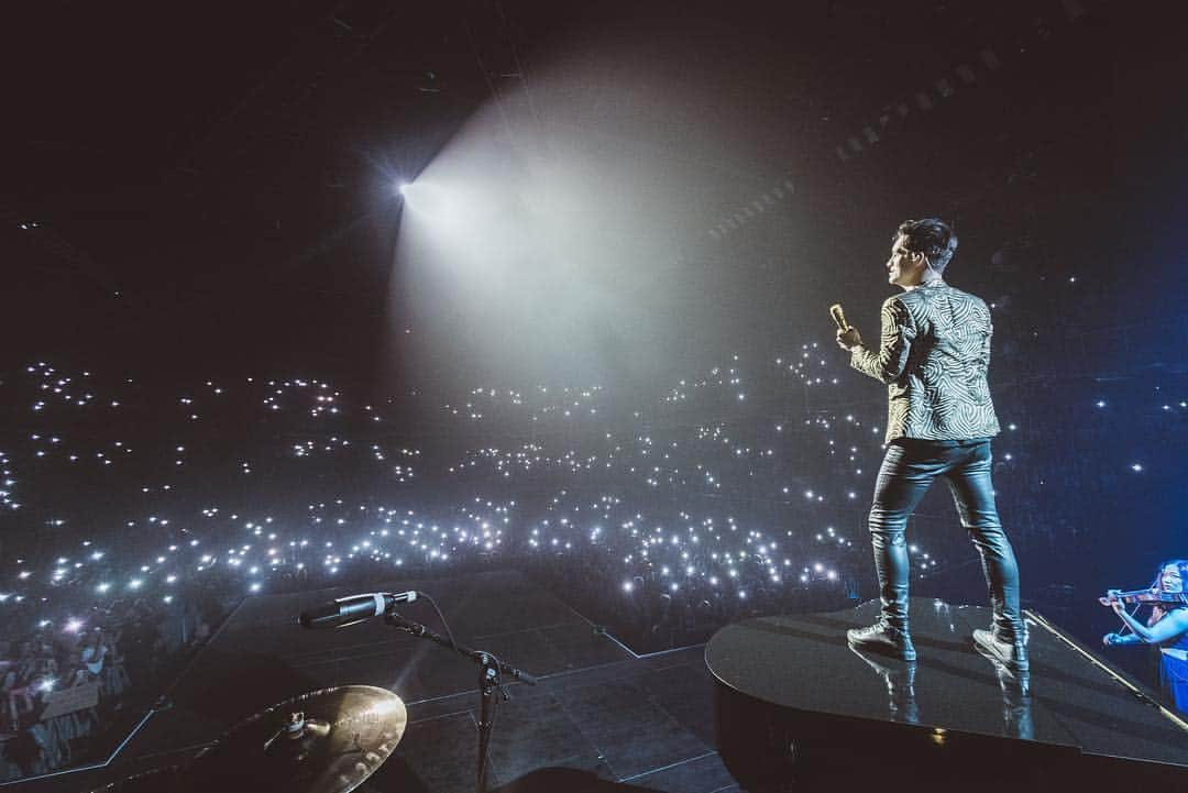 Panic! At The Discoさんのインスタグラム写真 - (Panic! At The DiscoInstagram)「Thank you Antwerp. #prayforthewickedtour 📸- @jakechams」3月22日 8時24分 - panicatthedisco