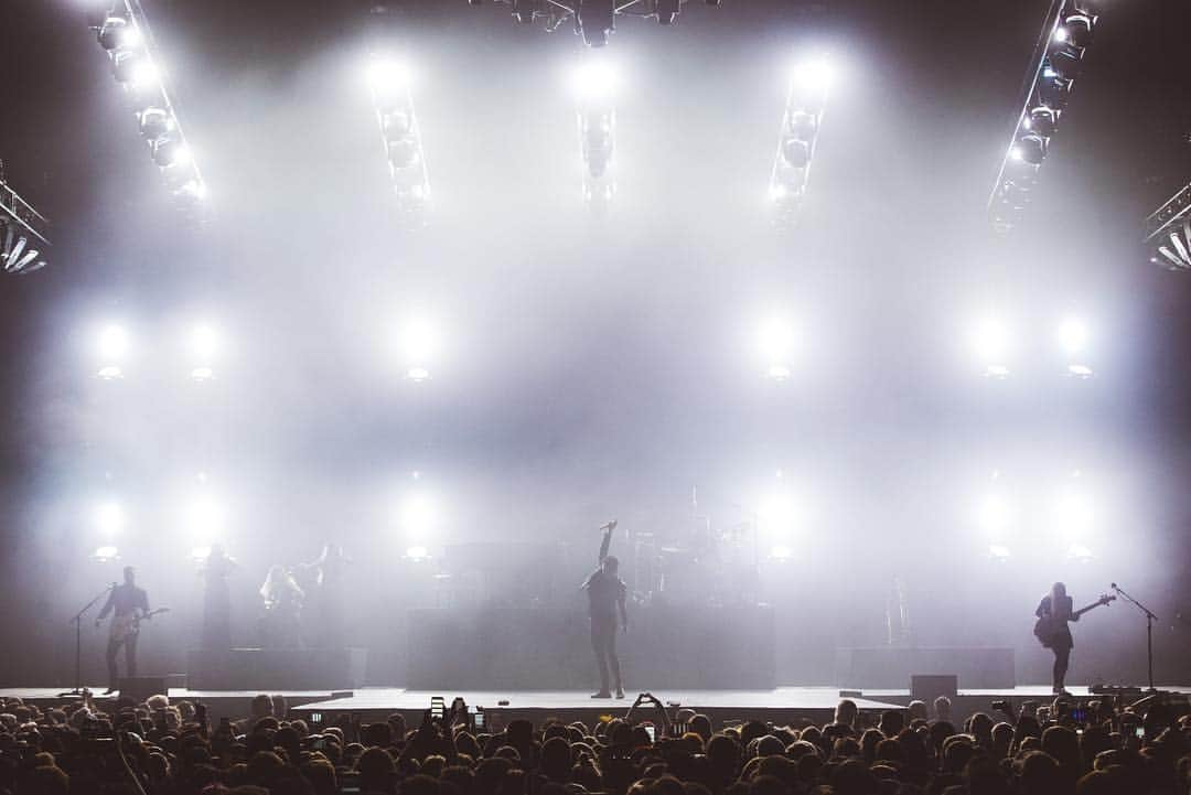 Panic! At The Discoさんのインスタグラム写真 - (Panic! At The DiscoInstagram)「Thank you Antwerp. #prayforthewickedtour 📸- @jakechams」3月22日 8時24分 - panicatthedisco