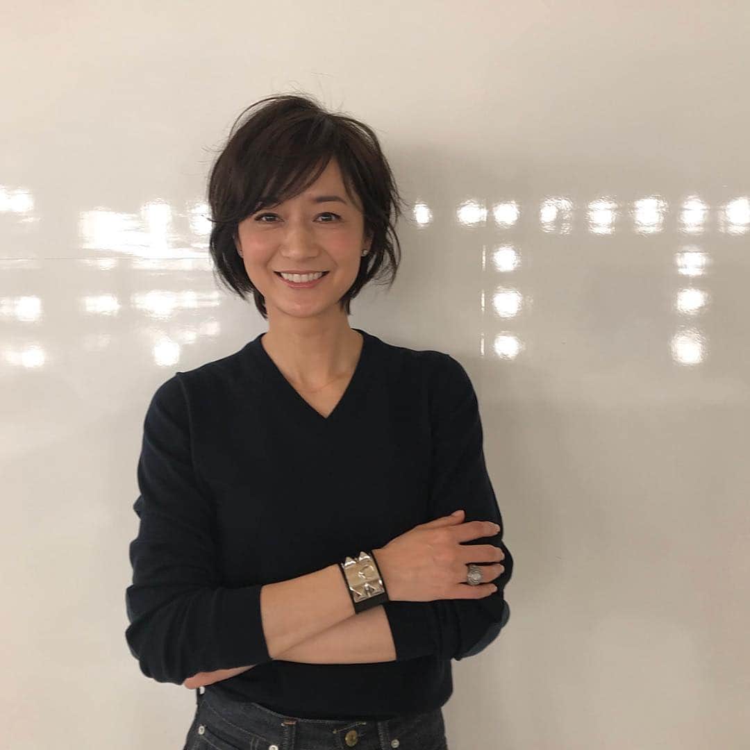 富岡佳子さんのインスタグラム写真 - (富岡佳子Instagram)「前下がりのショートボブになりました☺︎ #beautrium265  stylist／yuriko Maeda #dadacubic  colourist／emi Yoshimura タグ付け致しましたが、カラーとカットは別々のサロンです。」3月22日 8時34分 - yoshikotomioka