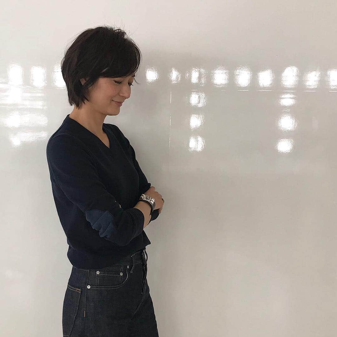 富岡佳子さんのインスタグラム写真 - (富岡佳子Instagram)「前下がりのショートボブになりました☺︎ #beautrium265  stylist／yuriko Maeda #dadacubic  colourist／emi Yoshimura タグ付け致しましたが、カラーとカットは別々のサロンです。」3月22日 8時34分 - yoshikotomioka