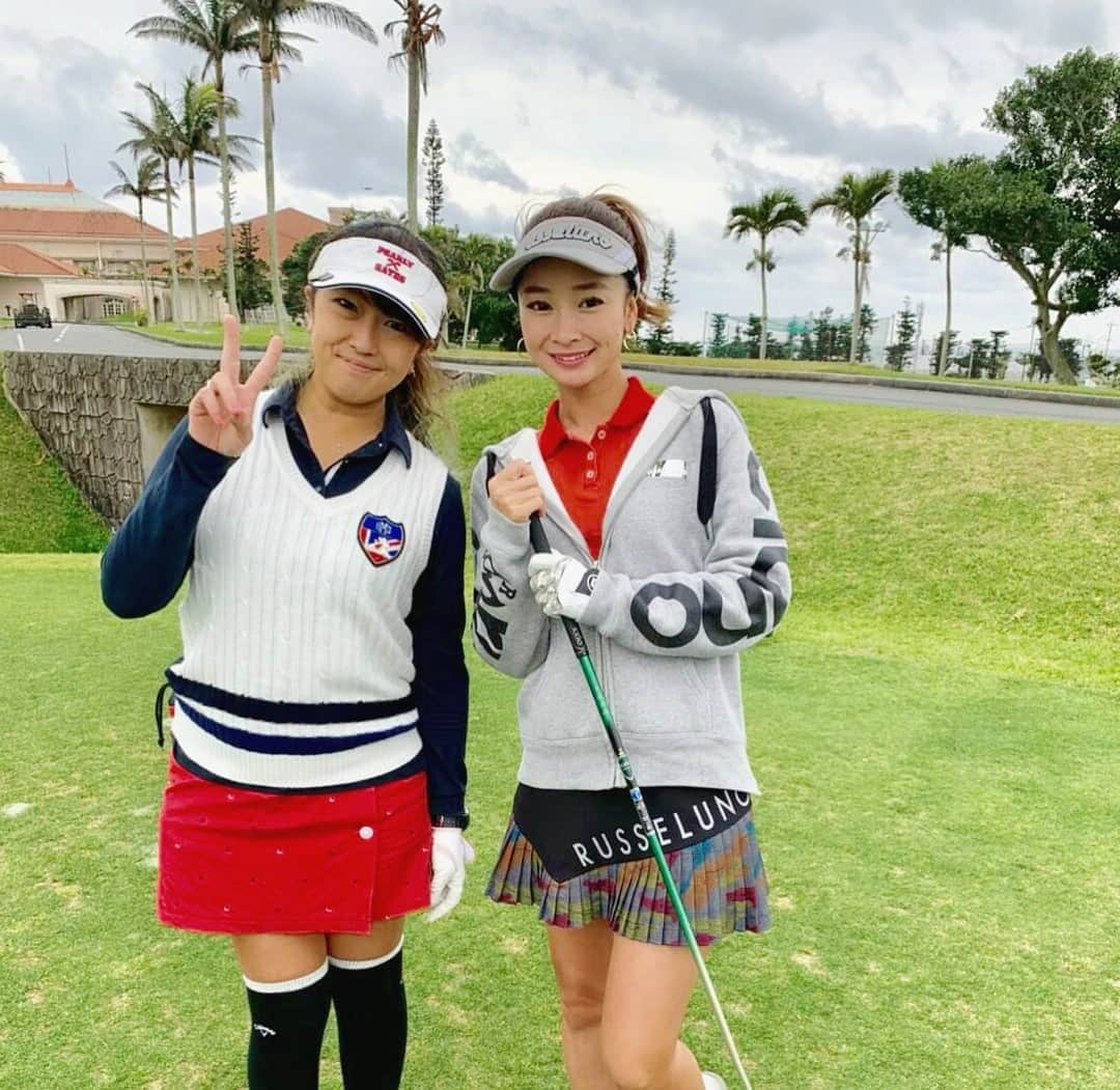 呉屋ありささんのインスタグラム写真 - (呉屋ありさInstagram)「. . 久しぶりのパーム⛳️ . . 強風+雨+たまに雷⚡️ . コンディションわるわるwww . の中まぁまぁまとまったプレイができたかな👏？ . OUT 5 . 男性６名、誰もフェアウェイに乗らずラッキードラゴン🏌️‍♀️⤴︎ . ダブルペリアで2位 賞金GET。 . . これが日々続けばいいんだけどな〰︎なんて。 . . #golf#okinawagolf#golflife #golfstgram #golfwear #golffashion #golflove #golfgirl #fashion #sport #nikegolf#russeluno#okinawa#ゴルフ#ゴルフ女子#ゴルフ男子#ゴルフ部 #ゴルフすきな人と繋がりたい #沖縄#沖縄ゴルフ#はいさいゴルフガール #スポーツ女子#アクティブ女子 #ドラコン#ミニコンペ#ゴルフのある生活 #美らlady」3月22日 8時26分 - arisa_goya