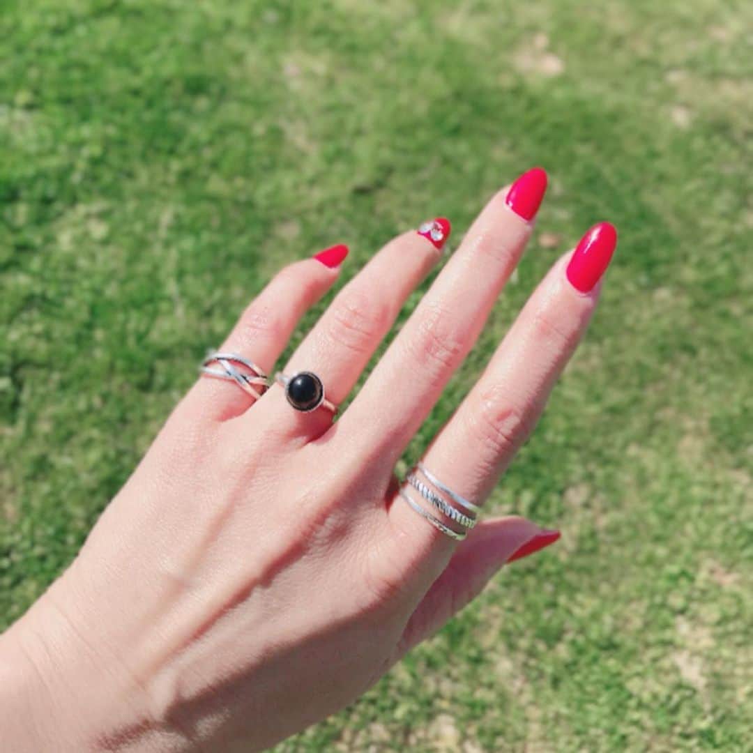ukkyonkyonさんのインスタグラム写真 - (ukkyonkyonInstagram)「指輪 は絶対重ねづけ♬  @moncabinet_official  の 指輪は  サイズ調整出来るから  指が浮腫んだりしても  その場で指に合わせてサイズ変えられてストレスフリーなんです〜〜😆👌⤴️💕 更に  金額もどれもリーズナブル💰💪 #  サイズ調整出来るタイプで  ここまで可愛いの初めて見つけた！💕💕😆 (付けてる指輪全部 そぉです) #  @anahitastones_menoya  のシルバーの  お守りブレスも一緒に💕⤴️ #  最近のお気に入り💍💕 #  @moncabinet_official  #moncabinet  #モンカビネ #silver925 #シルバー925 #シルバー925リング  #シルバージュエリー #シルバーアクセサリー  #ボリュームリング #重ね付け #手元倶楽部 #指輪 #てもとくらぶ  #指輪好き #勾玉 #勾玉かわいい  #めのや #アナヒータ  #まがたま  #御守り #数珠 #クラッククオーツ #マザーオブパール」3月22日 8時26分 - ukkyonkyon