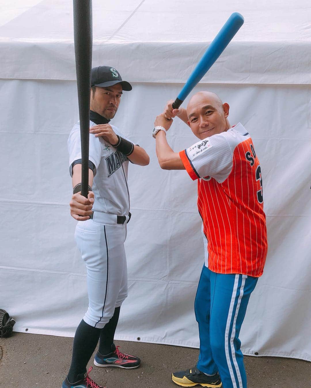 そうすけのインスタグラム：「・ 28年間お疲れ様でした  とんでもない記録をたくさん残した  ゆっくり休まない方だと思いますが、とりあえずゆっくりと体を癒してください  そしてこれからも何かしらで野球に繋がっている姿を見ていたい  って、これとんでもないニセモノだー！！ #イチロー #現役引退 #プロ野球 #メジャーリーグ #MLB #NPB #ニッチロー #背丈がイチローと全く一緒 #野球未経験者 #もともとサッカーでゴールキーパー #昔はユニフォーム着て電車に乗っていた #そうすけ」