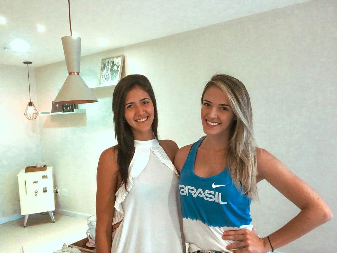ナターリア・ガウジオのインスタグラム：「Minha última visita na minha Nutri maravilhosa @driellydaltoe!! To super animada com os resultados... Ajustamos a dieta pra focar ainda mais no objetivo!! As competições estão chegando e é muito importante estar em forma e mais importante ainda fazer isso tudo com planejamento e saúde!! Com os meus parceiros fica ainda mais fácil seguir a risca a minha dieta... Minha alimentação que fica por conta da @salada_fit_delivery e os manipulados pela @pharmicoficial!! Muito obrigada a todos que estão comigo nessa meta para as próximas competições, esse ano é um ano importantíssimo e estou focada em dar o meu melhor!! Vamos com tudo!! 🙏🏼✨💪🏼🥗🍴😍🤸🏼‍♀️❤️ #focus #nutri #rhythmicgymnastics #love #sports #diet #nutrition #healthy #healthyfood #workhard」