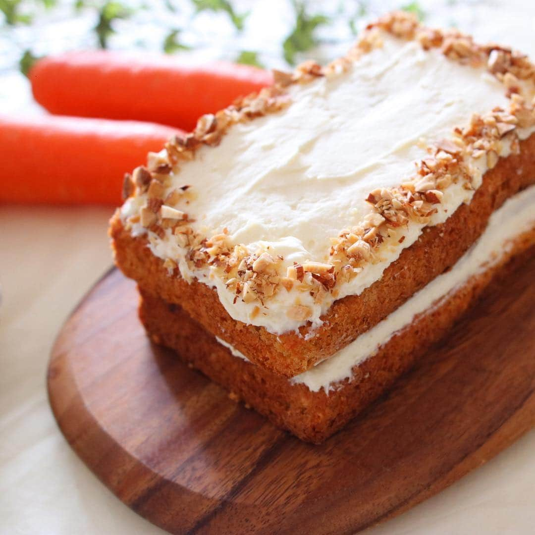 michikoscookingさんのインスタグラム写真 - (michikoscookingInstagram)「🥕 #carrotcake Using Ian’s recipe from my favorite TV show, #britishbakeoff .  毎週欠かさずに見ている大好きなテレビ番組、 #ブリティッシュベイクオフ 。  先日出演者のイアンが作っていたキャロットケーキを 審査員のポールが絶賛していたのが気になって。  オレンジオイルがレモンオイルだったり ピーカンナッツがアーモンドだったり 色々変えちゃってますが、 スパイス配合が確かに美味しい。 . （レシピリンク、ブログにはっておきますね）  中に入れている人参は、ヒューロムスロージューサーでジュースを作った時に出てきた人参の絞りかすを活用しています。  ヒューロム のジューサーで作るジュースはとても美味しいのですが、出てくる人参搾りかすがもったいなくて。  いい具合に水分が抜けて細かくなっているので そのままケーキの材料に使えます。 . . . ---- 昨日は男子の世界フィギュア。 フィギュアファン歴20年の私。 大きな大会はほぼ観ていますが、 子どもがいると落ち着いて見られないので録画。  結果を先に知りたくないから出来るだけ ネットもテレビも見ずにいるのですが…  昨夜の息子、テレビをポチッとつけて、 「羽生結弦2位だって！」 と叫び出す(O_O)  それ、ダメなやつ！ 推理小説で犯人言うくらいダメなやつ！！ と怒る母。  来シーズンは大きな大会観に行きたいな。 フィギュア好き仲間を見つけたい⛸  ちなみに、羽生選手最終的に3位でしたね。 ネイサンチェンの演技が素晴らしすぎて鳥肌ものでした。  #ヒューロム #hurom #huromjuicer #搾りかす #搾りかす活用レシピ #野菜ジュース #にんじんケーキ #キャロットケーキ  #フィギュアスケート #ネイサンチェン #フィギュアスケート世界選手権 #パティシエカメラ部 #てづくりおやつ #sweet #sweetsgram」3月22日 8時38分 - michikoscooking