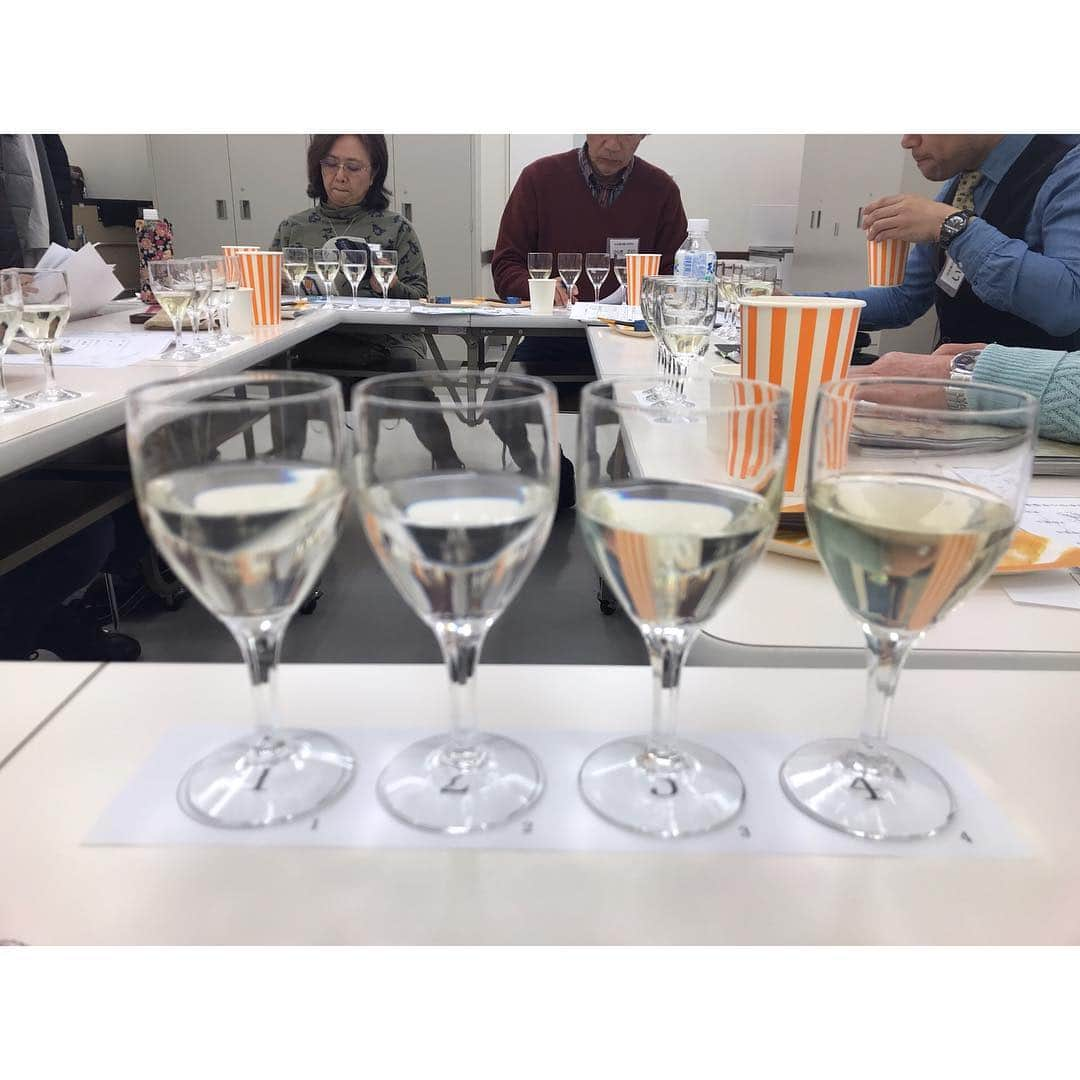 吉川亜樹さんのインスタグラム写真 - (吉川亜樹Instagram)「【日本酒🍶セミナー】 先日の日本酒ナビゲーター認定講座 2クール目の第２回目 今回は日本酒のラベルの見方 製造工程を中心に座学を１時間 テイスティングを１時間  今回も温かい受講生に恵まれて感謝です❤️ テイスティング使用酒は 少し難しかったかな🍶笑 チーズとの相性を体験してもらいましたよ🧀 #日本酒学講師 #唎酒師#焼酎唎酒師 #日本酒#日本酒女子 #日本酒好きな人と繋がりたい #sake#日本酒セミナー#日本酒ナビゲーター#日本酒ナビゲーター認定講座  #テイスティング#チーズ#キューズモール#森ノ宮#カルチャーセンター  #吉川亜樹」3月22日 8時40分 - yoshikawa_aki