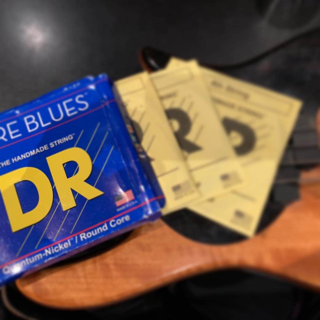 のインスタグラム：「It’s that time again. Off with the old and On with the new. #DRstrings」
