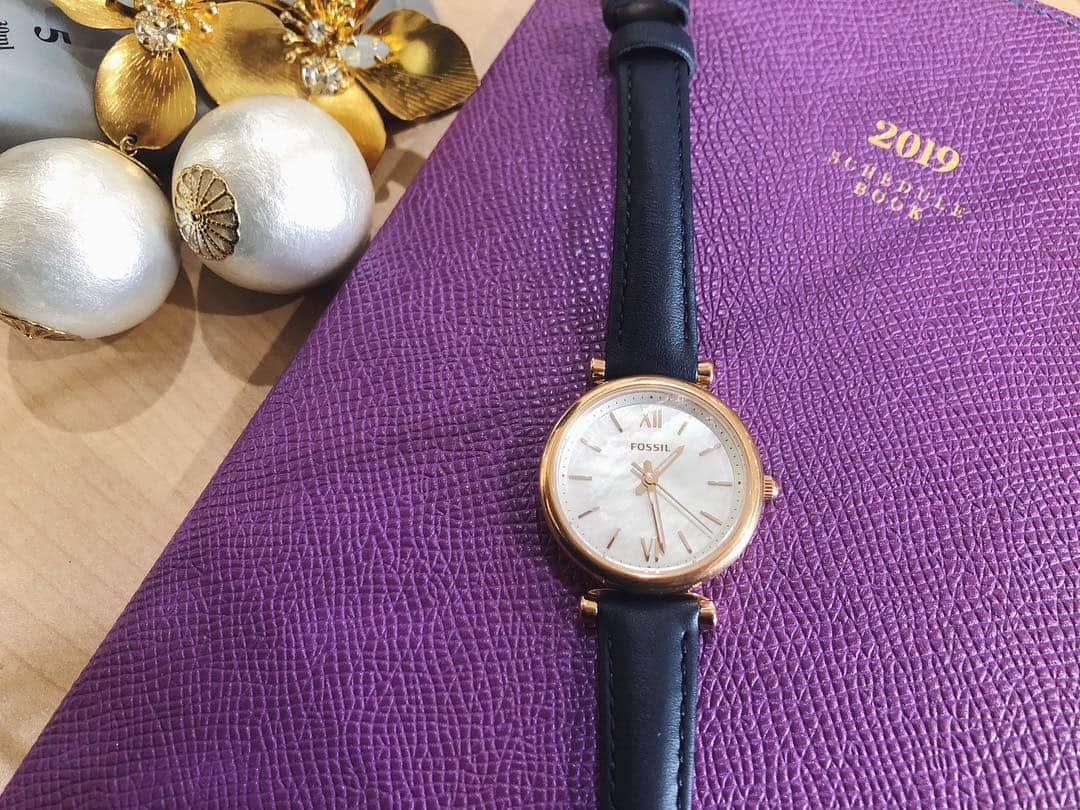 福井千佳さんのインスタグラム写真 - (福井千佳Instagram)「. . 今日も今日とて撮影に。 お供のnew watch。 . シェル風の文字盤に、たまらなくキュンとする。 あくまでさり気なく、が、最高＾＾ . #FOSSILSTYLE#フォッシル#pr#腕時計#フォッシル心斎橋店#fossil#fashion#watch . . ヘルシーな女性らしさを、忘れないために。 . thanks @fossil CARLIE MINI . #model#モデル#和装モデル#webモデル#関西モデル#手タレ#パーツモデル#作品撮り#フリーランス#福井千佳#chika_fukui#インフルエンサー#美容#style#おしゃれさんと繋がりたい#selfie#picoftheday#japan#サロモ#handmadeaccessory#ハンドメイドアクセサリー#写真好きな人と繋がりたい」3月22日 8時41分 - chika291