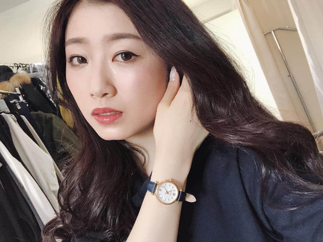 福井千佳さんのインスタグラム写真 - (福井千佳Instagram)「. . 今日も今日とて撮影に。 お供のnew watch。 . シェル風の文字盤に、たまらなくキュンとする。 あくまでさり気なく、が、最高＾＾ . #FOSSILSTYLE#フォッシル#pr#腕時計#フォッシル心斎橋店#fossil#fashion#watch . . ヘルシーな女性らしさを、忘れないために。 . thanks @fossil CARLIE MINI . #model#モデル#和装モデル#webモデル#関西モデル#手タレ#パーツモデル#作品撮り#フリーランス#福井千佳#chika_fukui#インフルエンサー#美容#style#おしゃれさんと繋がりたい#selfie#picoftheday#japan#サロモ#handmadeaccessory#ハンドメイドアクセサリー#写真好きな人と繋がりたい」3月22日 8時41分 - chika291