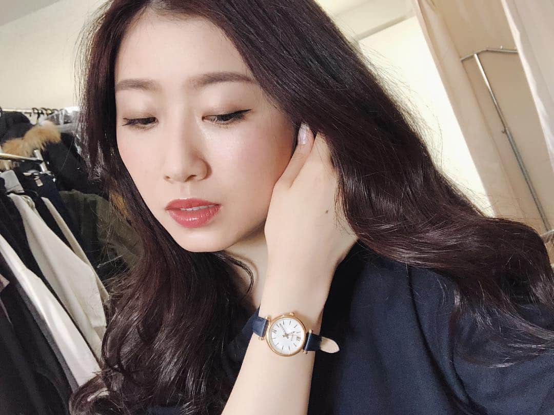 福井千佳さんのインスタグラム写真 - (福井千佳Instagram)「. . 今日も今日とて撮影に。 お供のnew watch。 . シェル風の文字盤に、たまらなくキュンとする。 あくまでさり気なく、が、最高＾＾ . #FOSSILSTYLE#フォッシル#pr#腕時計#フォッシル心斎橋店#fossil#fashion#watch . . ヘルシーな女性らしさを、忘れないために。 . thanks @fossil CARLIE MINI . #model#モデル#和装モデル#webモデル#関西モデル#手タレ#パーツモデル#作品撮り#フリーランス#福井千佳#chika_fukui#インフルエンサー#美容#style#おしゃれさんと繋がりたい#selfie#picoftheday#japan#サロモ#handmadeaccessory#ハンドメイドアクセサリー#写真好きな人と繋がりたい」3月22日 8時41分 - chika291